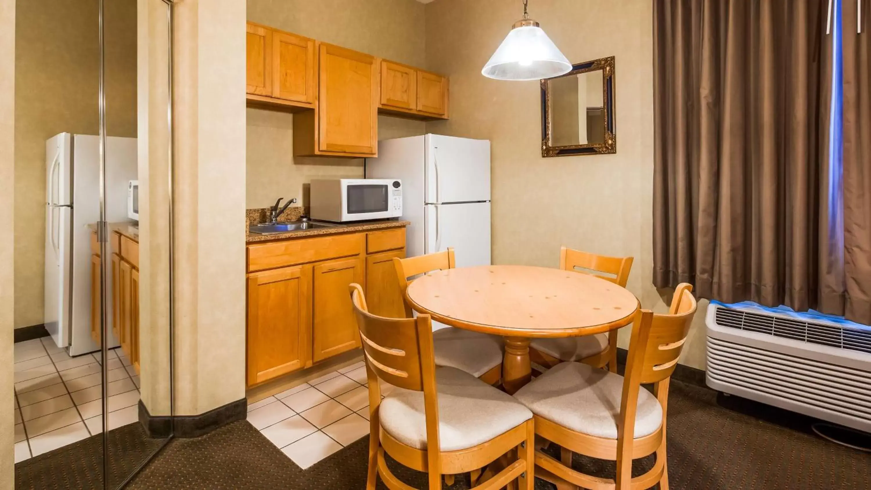 Photo of the whole room, Dining Area in Best Western PLUS Revere Inn & Suites