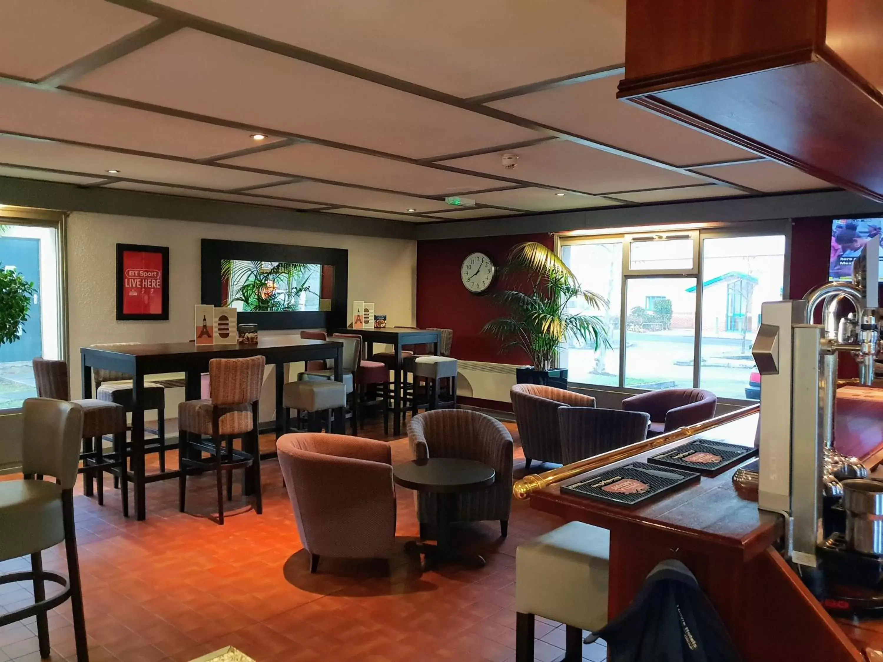Lounge or bar in Campanile Hotel Runcorn