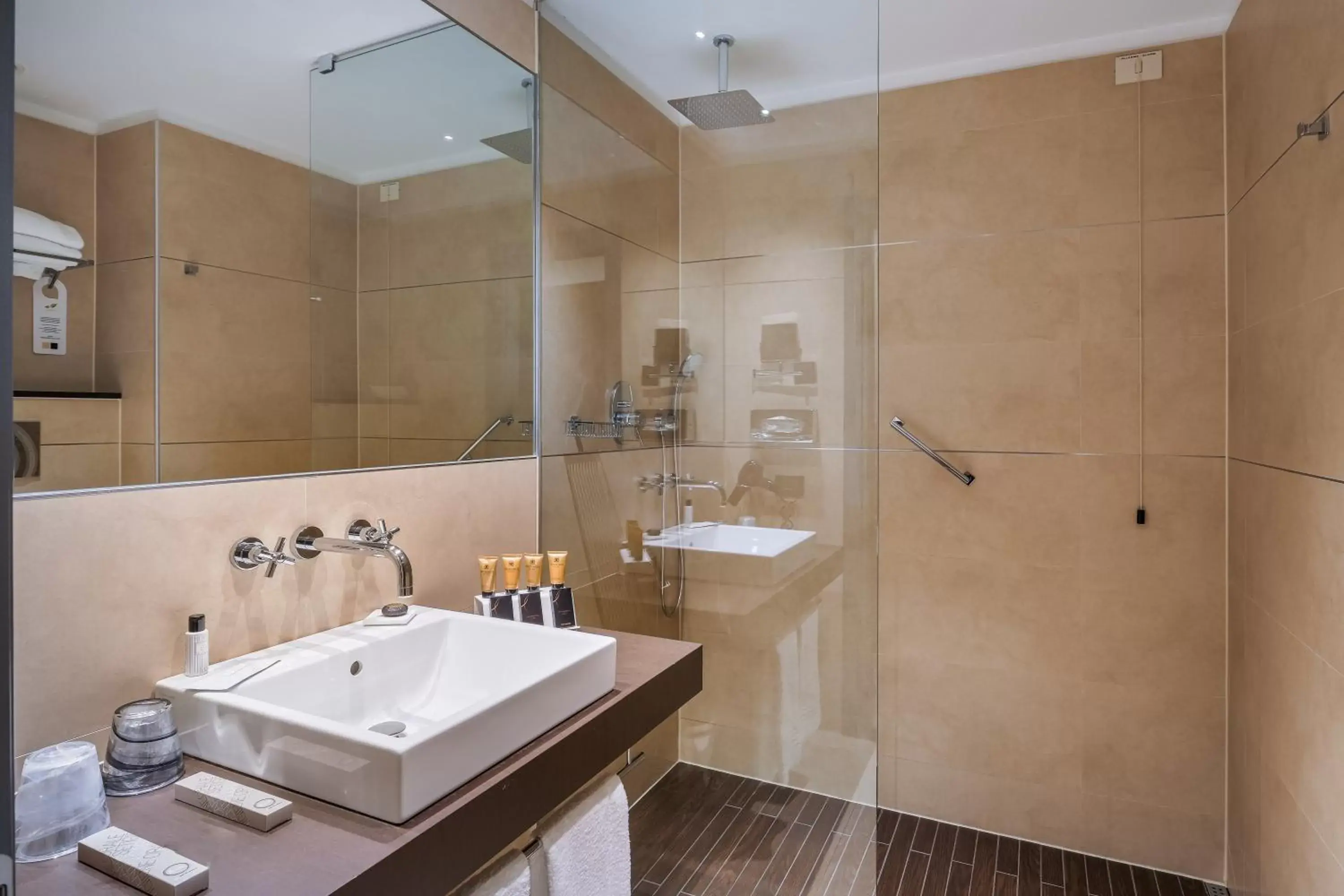 Shower, Bathroom in Savhotel