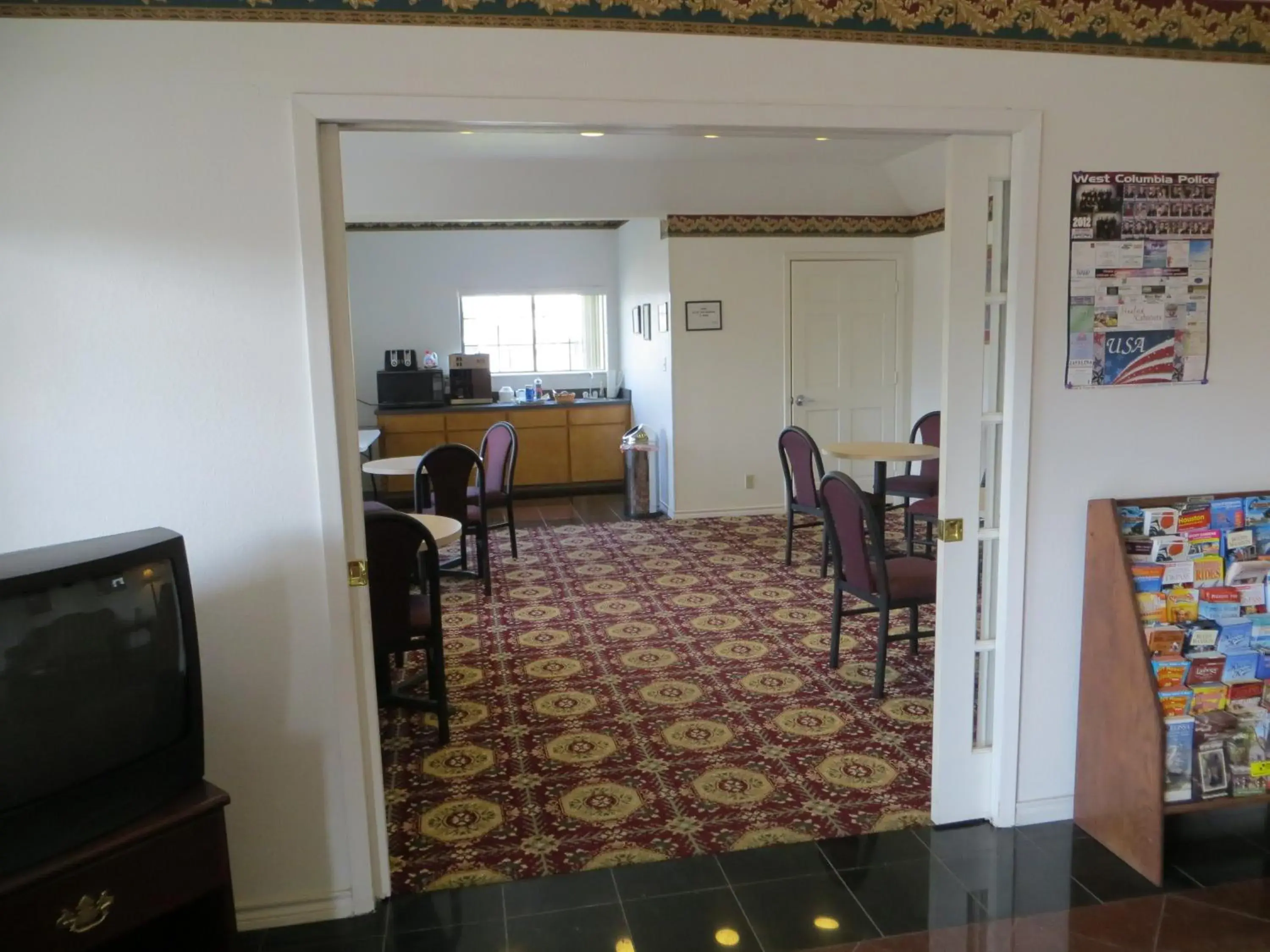 Restaurant/places to eat, TV/Entertainment Center in Executive Inn & Suites West Columbia