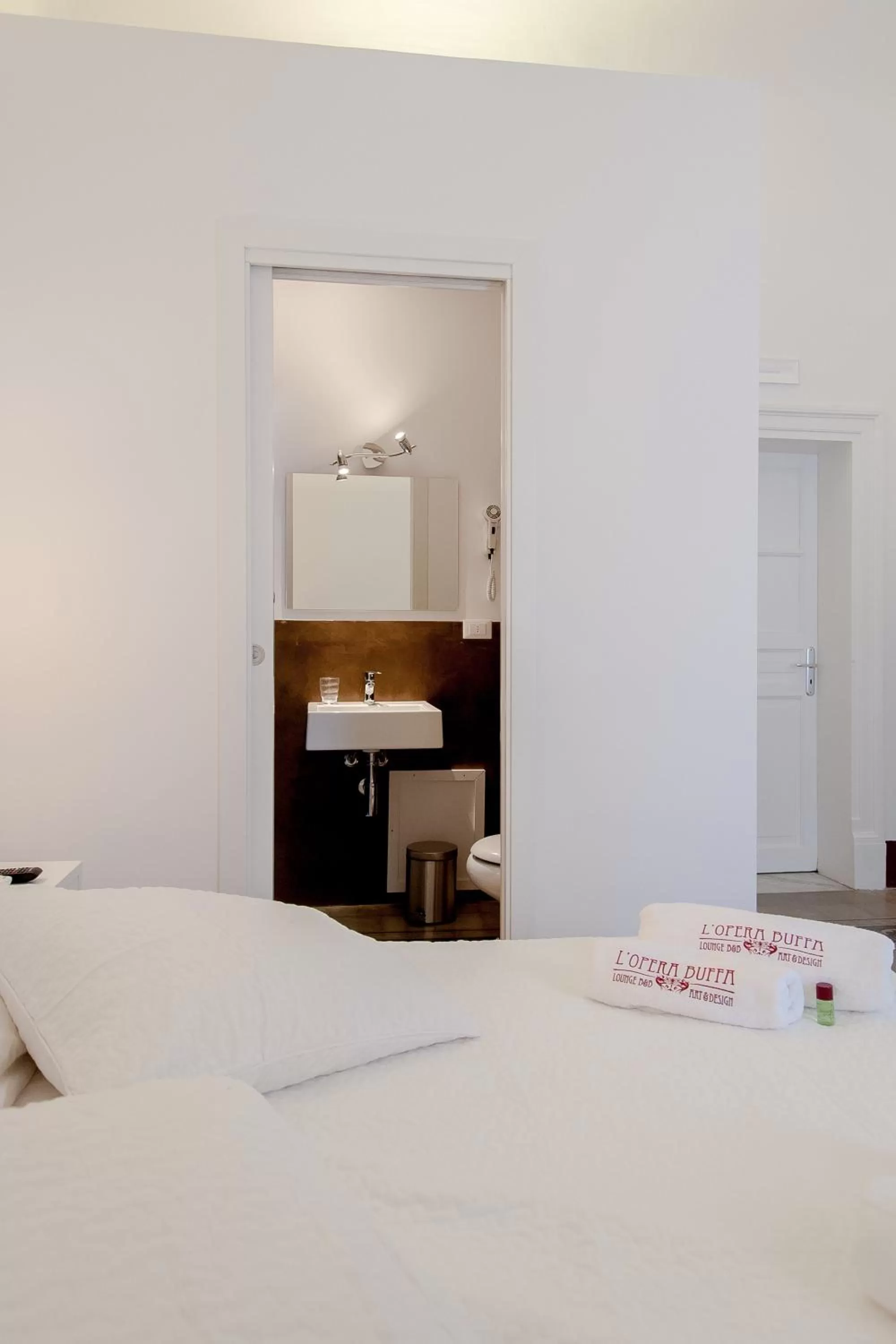 Photo of the whole room, Bed in L'Opera Buffa