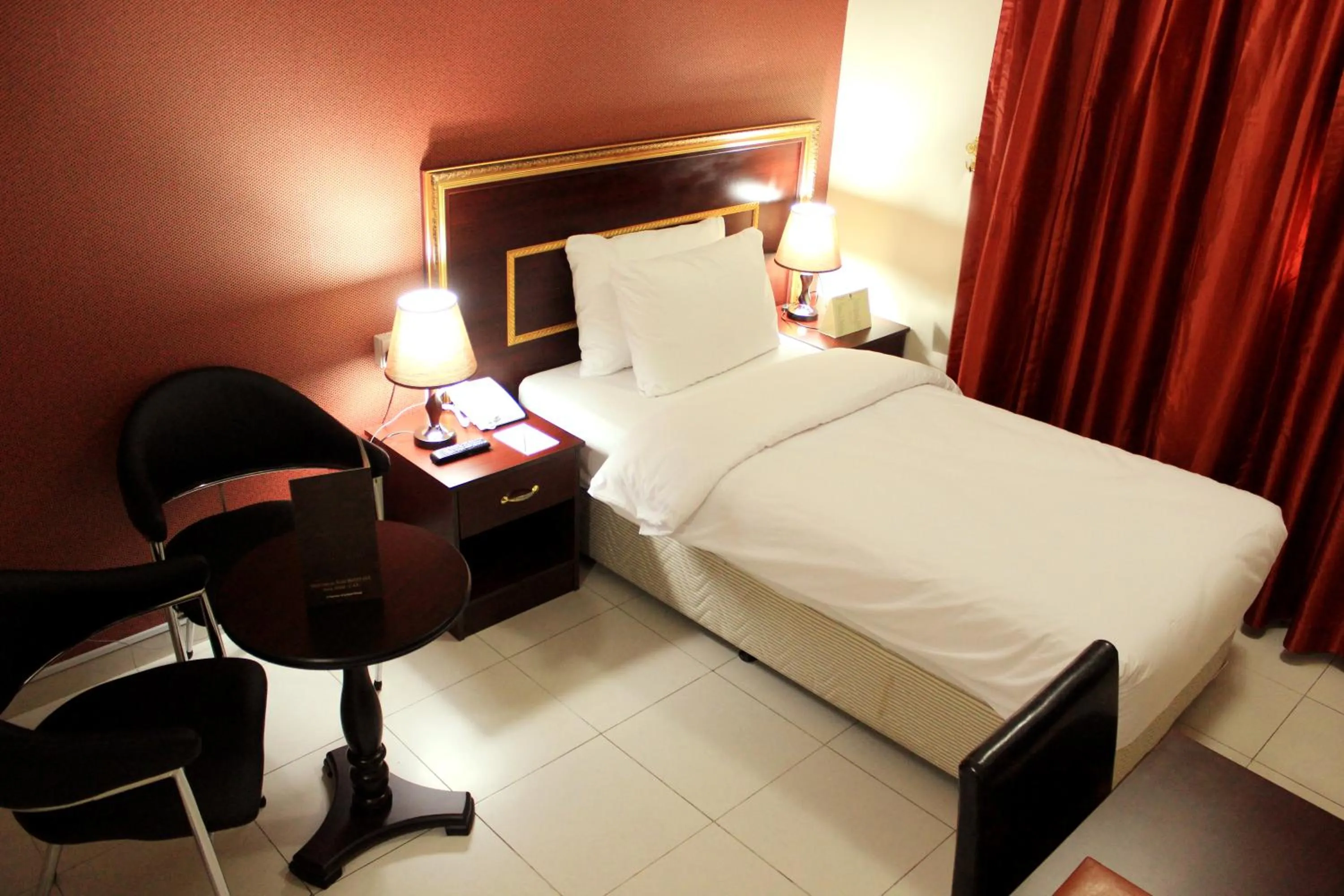 Bedroom, Bed in Montreal Naif Hotel