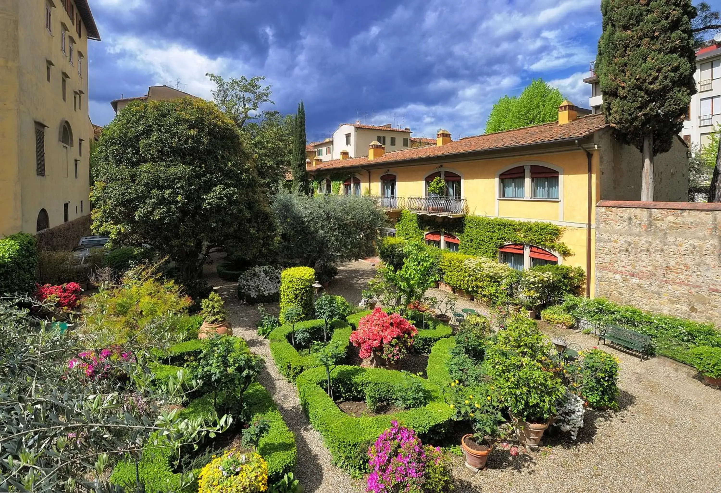 Garden, Property Building in Hotel Monna Lisa