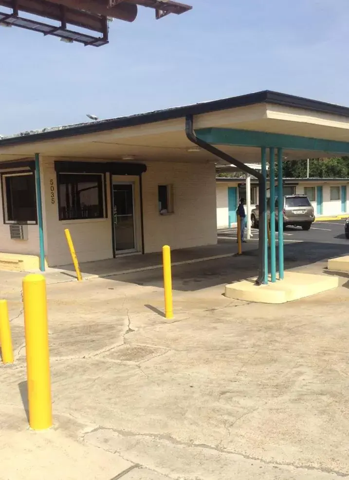 Facade/entrance in New Orleans Inn Facade/entrance in New Orleans Inn
