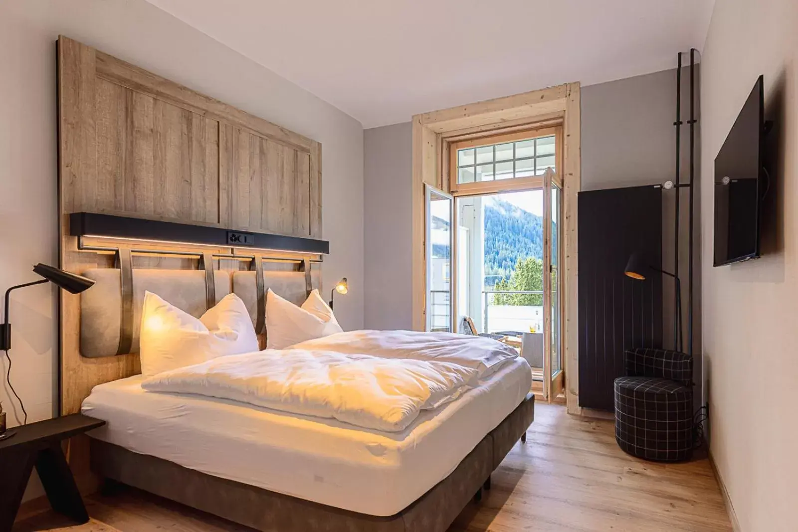 Photo of the whole room, Bed in ALPINE INN Davos