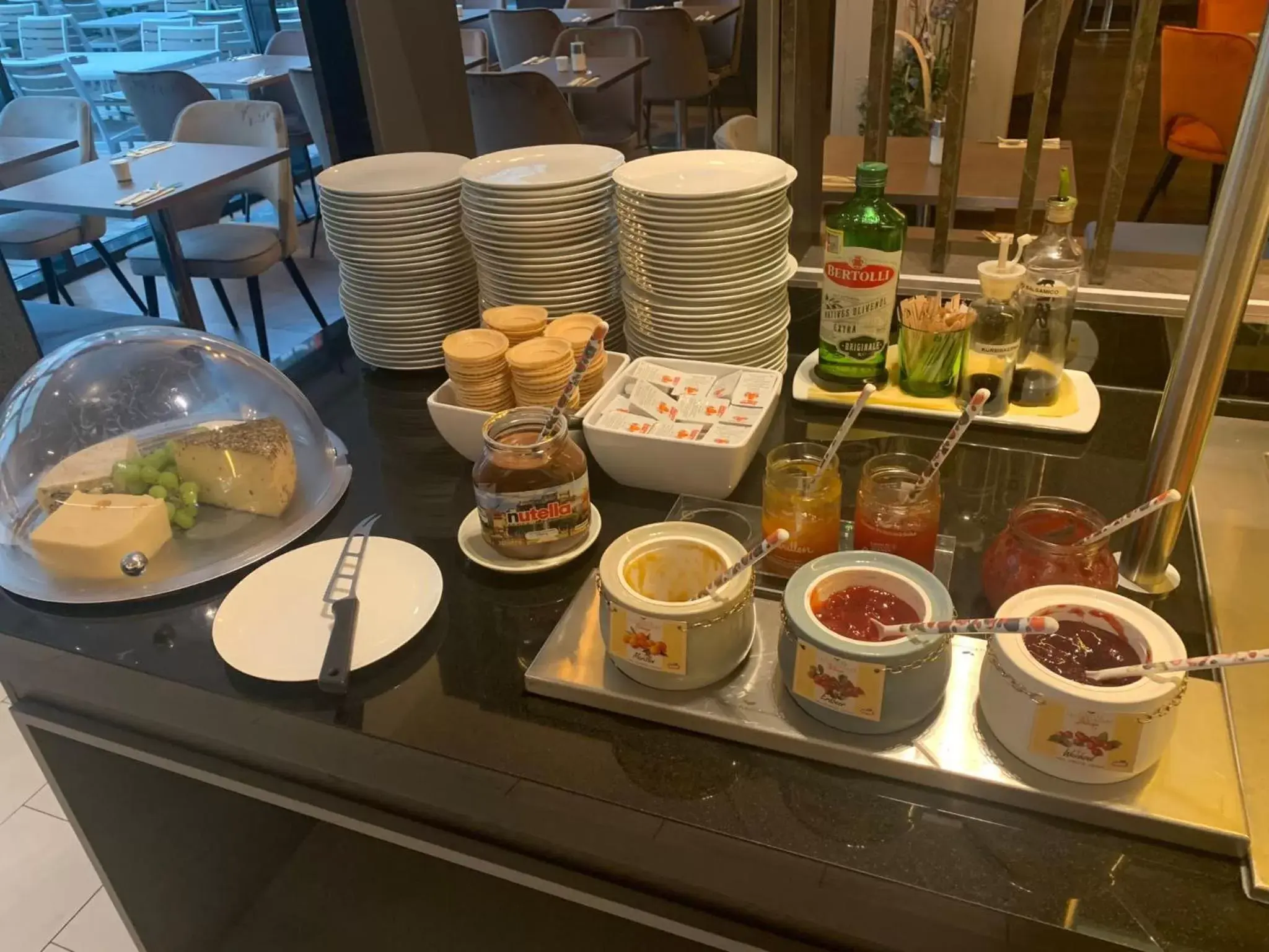 Buffet breakfast in Leonardo Hotel Vienna Hauptbahnhof