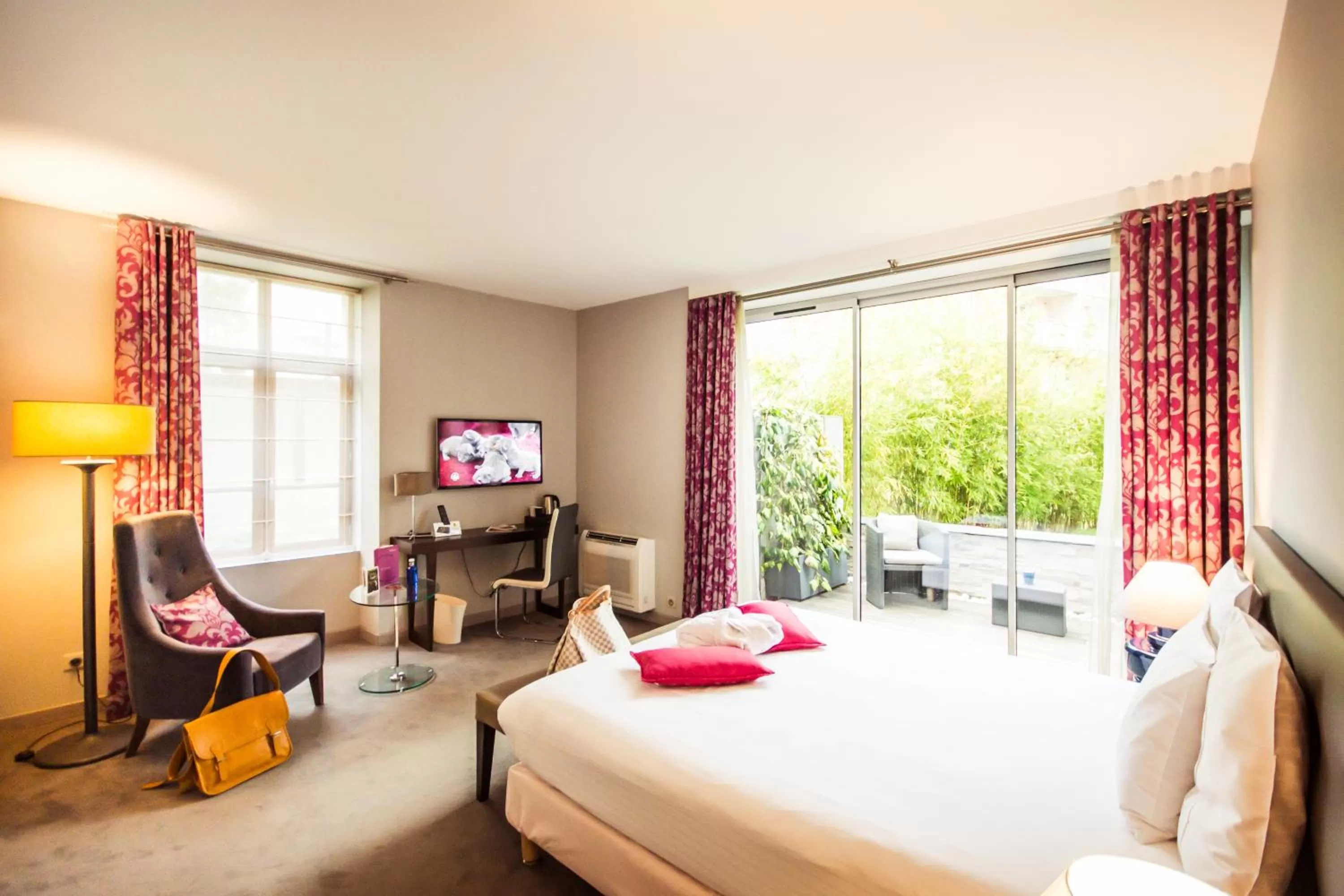 Photo of the whole room, Bed in Logis Villa C Hôtel