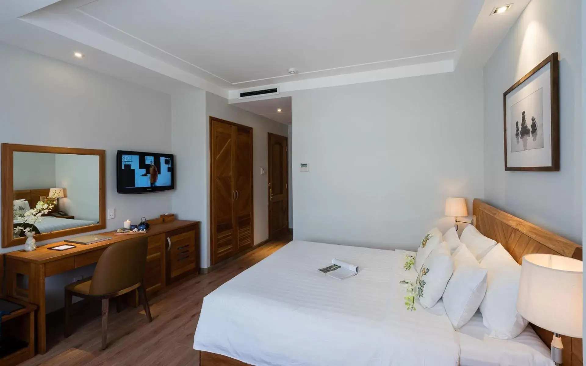 Photo of the whole room, Bed in Silverland Yen Hotel Photo of the whole room, Bed in Silverland Yen Hotel