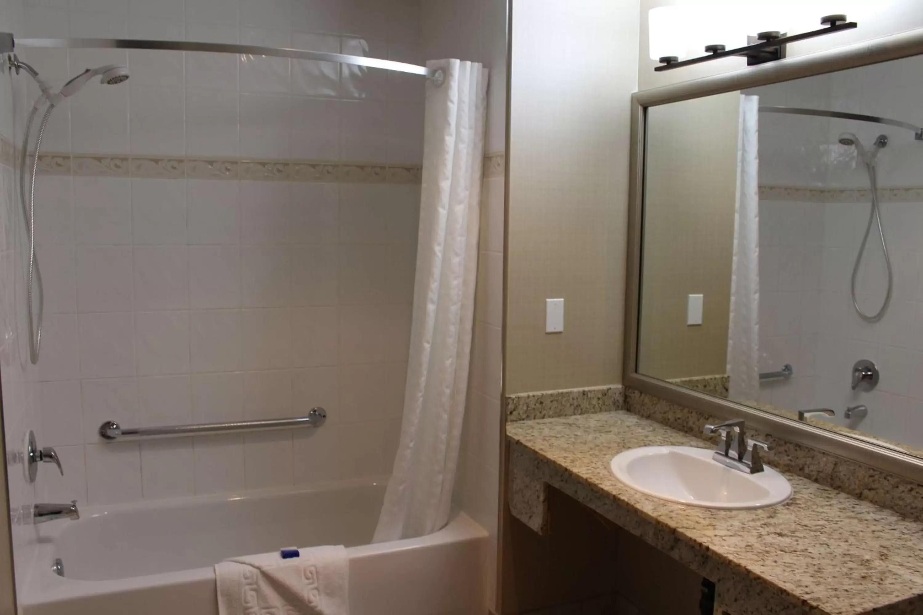 Bathroom in Best Western King George Inn & Suites