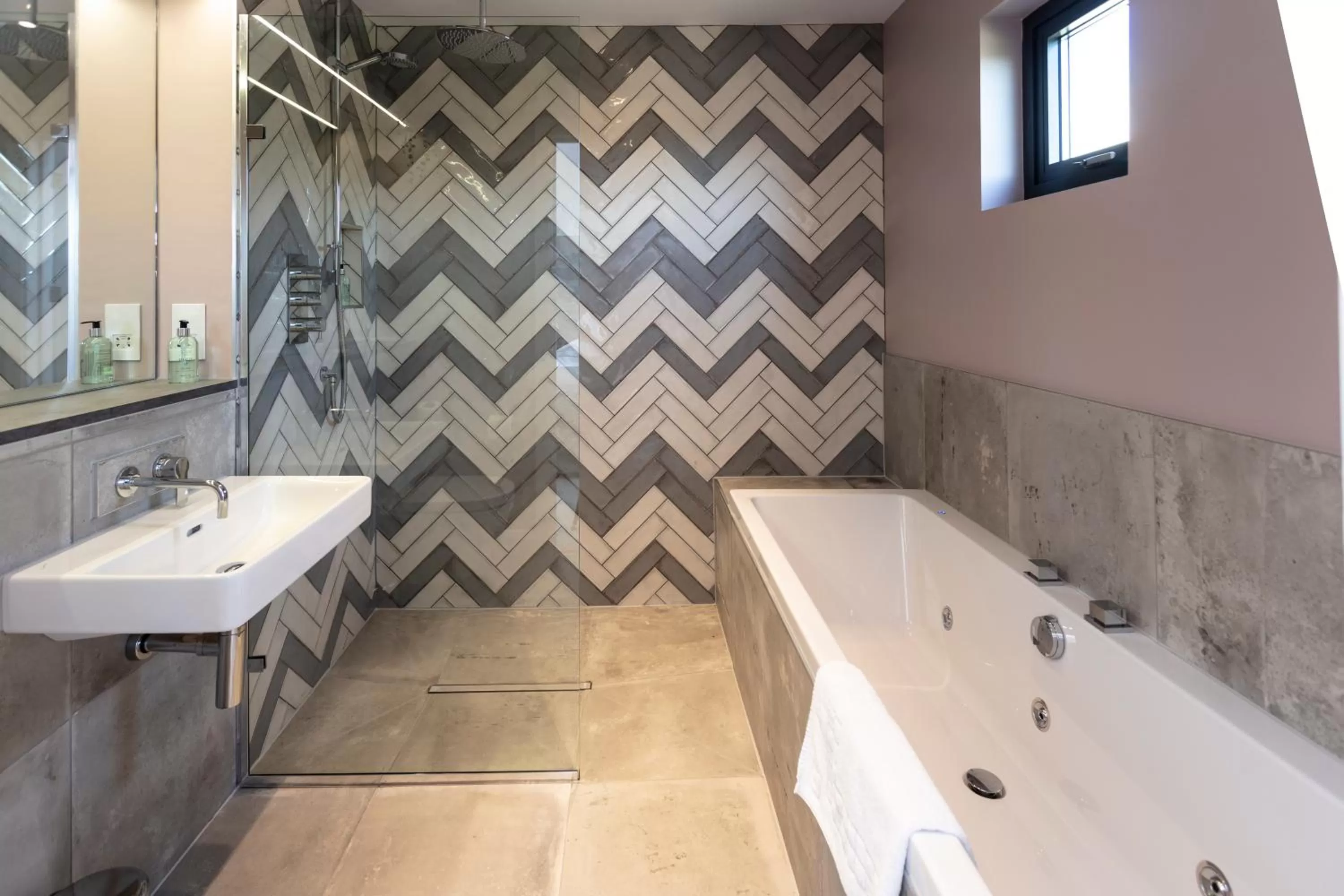 Shower in Park Farm Hotel