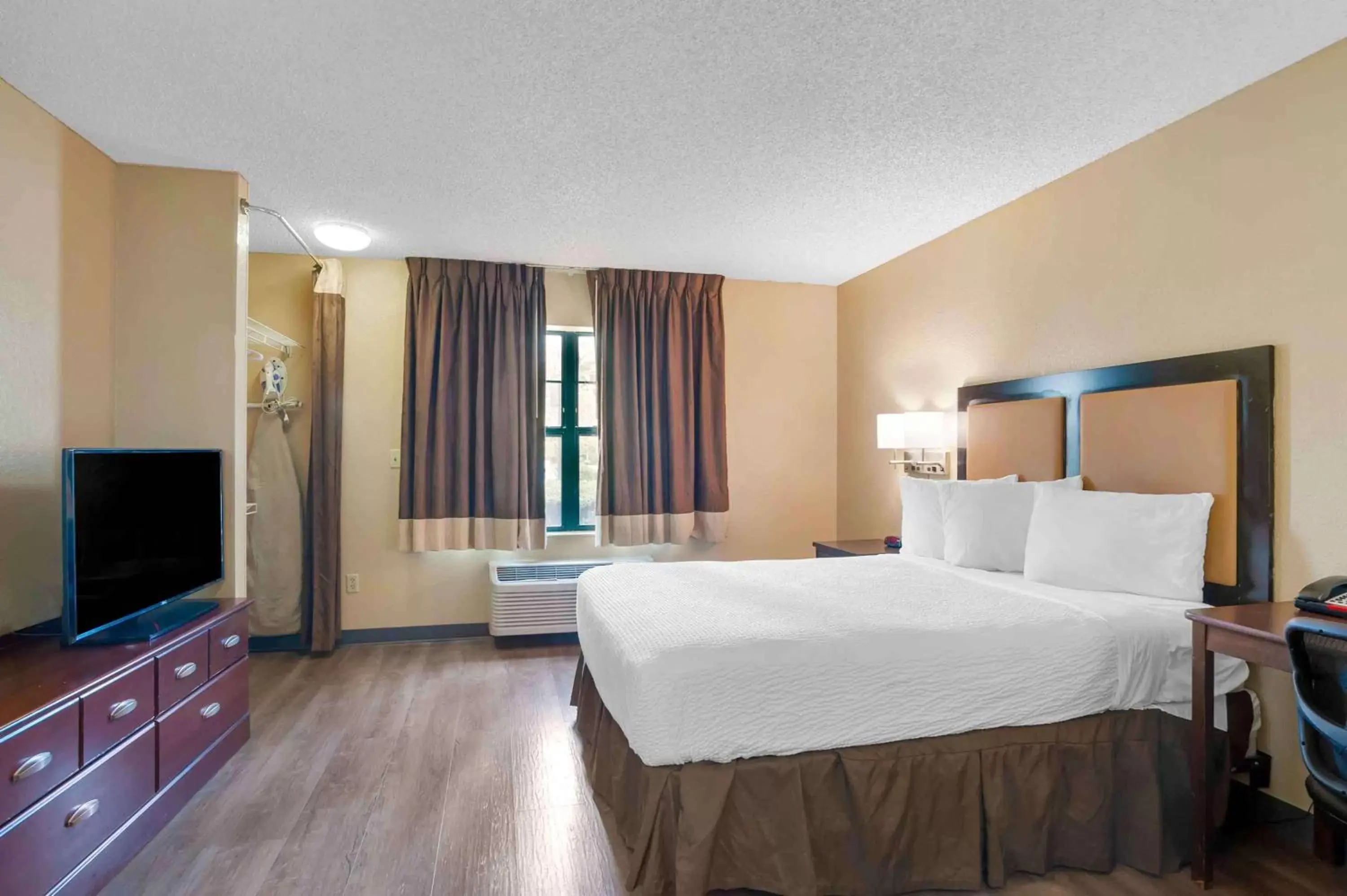 Bedroom, Bed in Extended Stay America Suites - Los Angeles - Torrance Harborgate Way