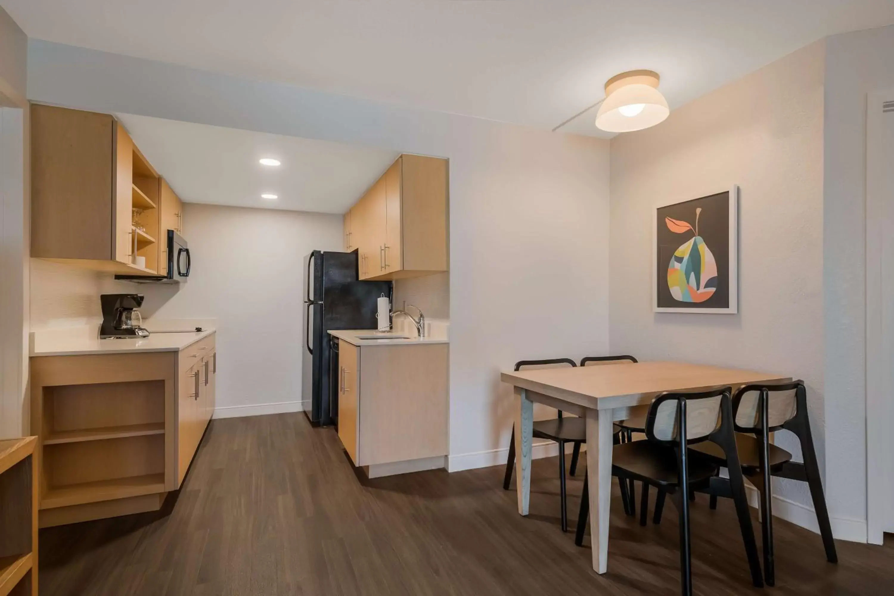 Bedroom, Kitchen/Kitchenette in Sonesta ES Suites Orlando International Drive