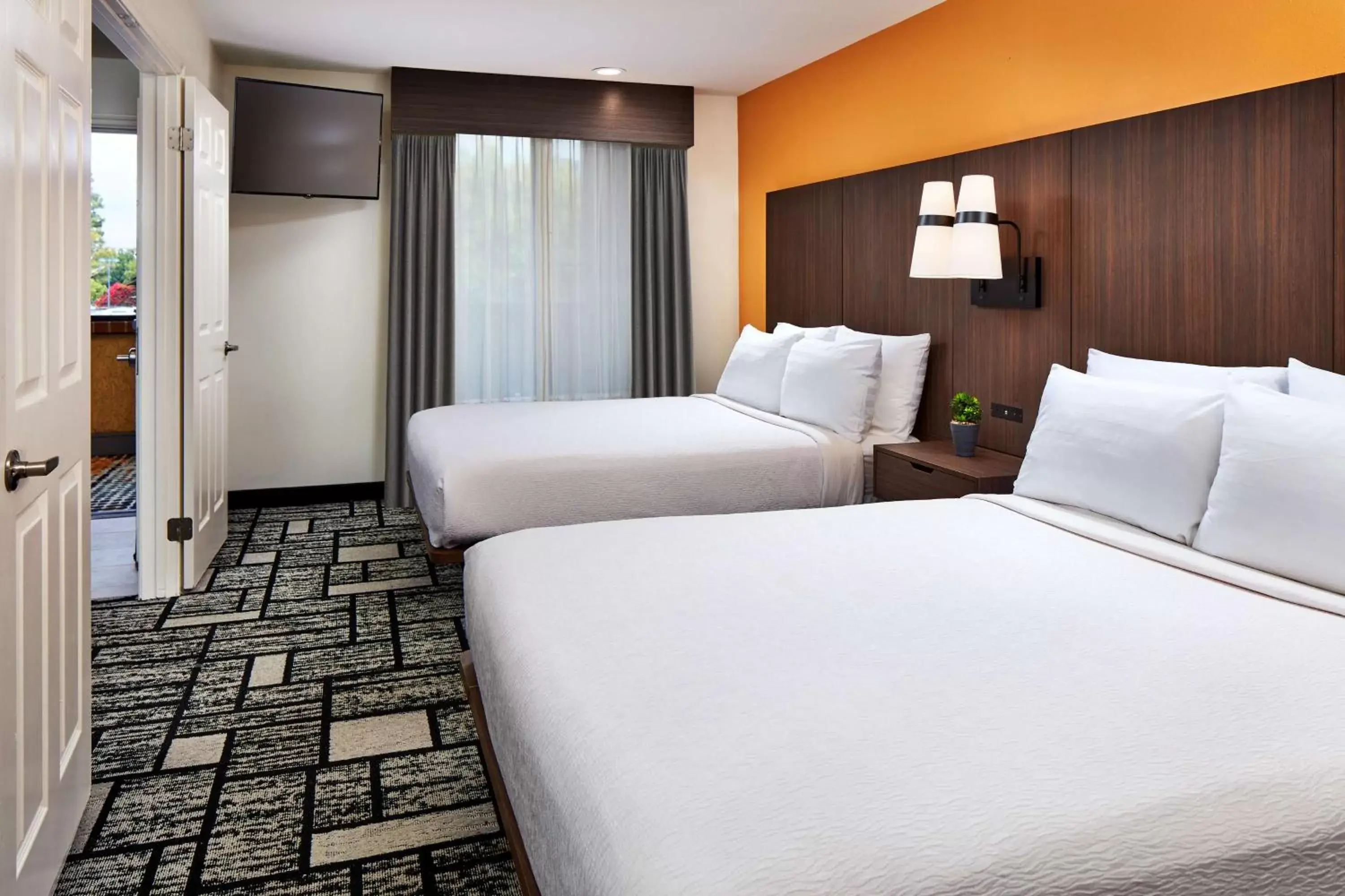 Photo of the whole room, Bed in Best Western Plus Meridian Inn & Suites, Anaheim-Orange