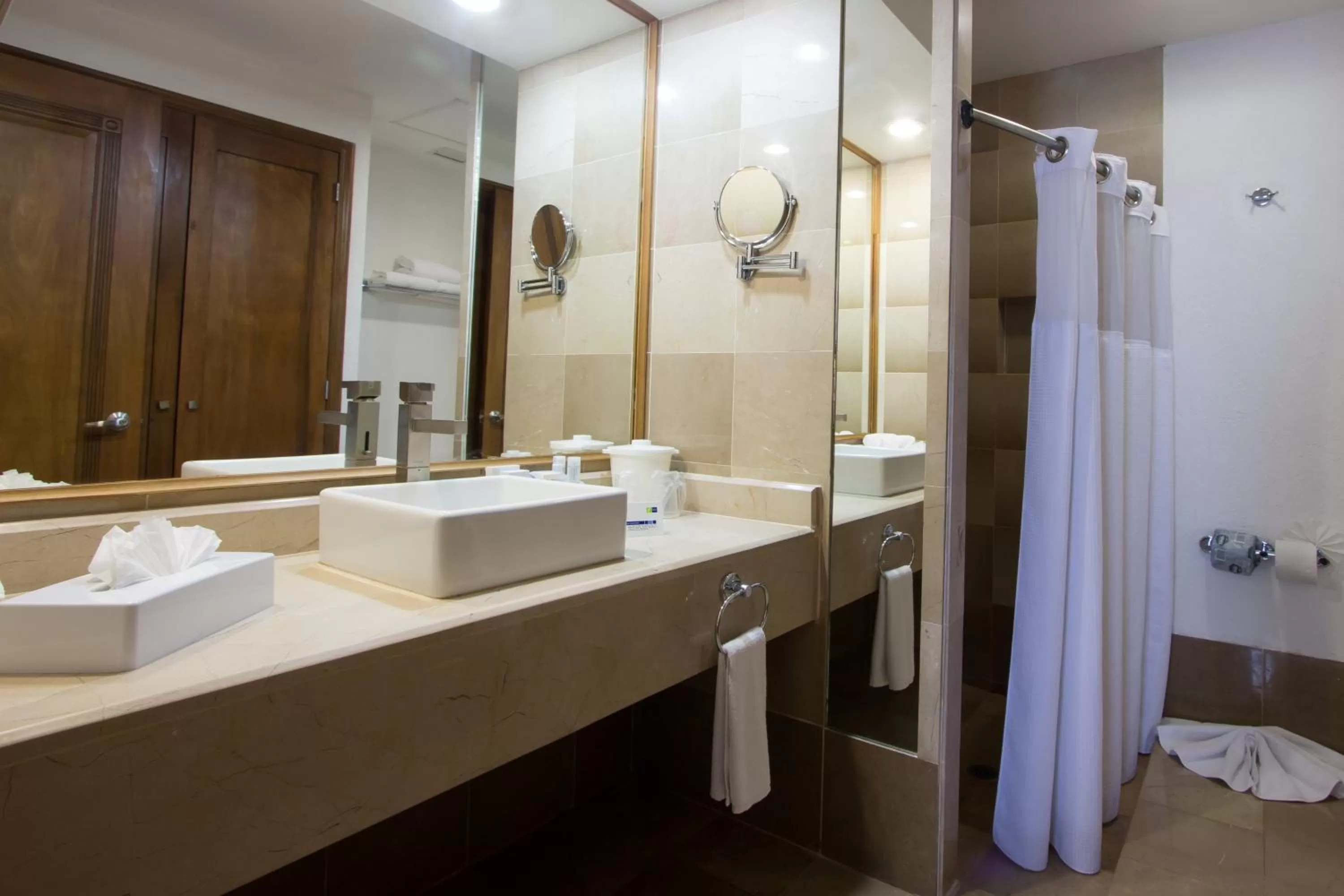 Bathroom in Holiday Inn Express Nuevo Laredo by IHG