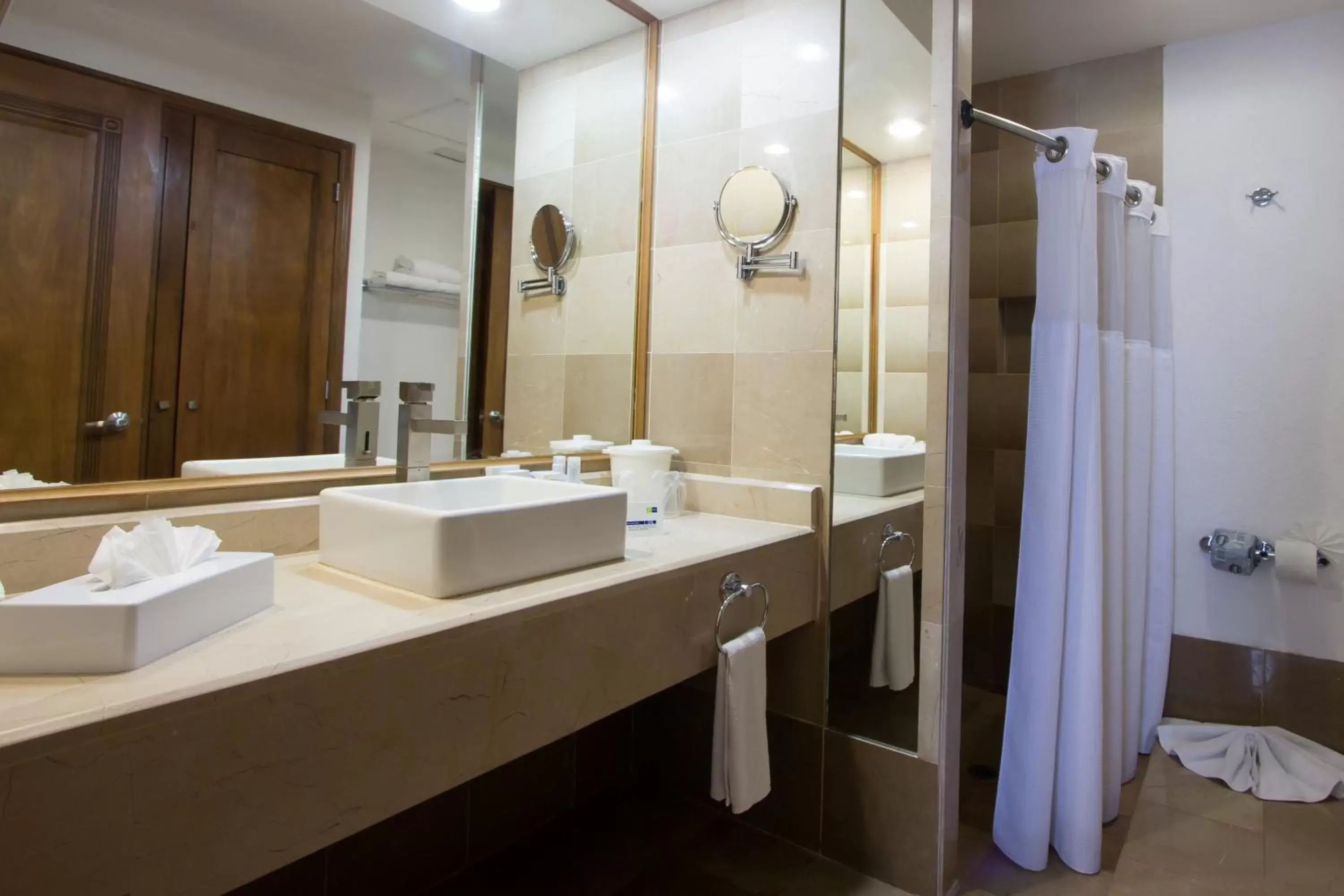 Bathroom in Holiday Inn Express Nuevo Laredo, an IHG Hotel