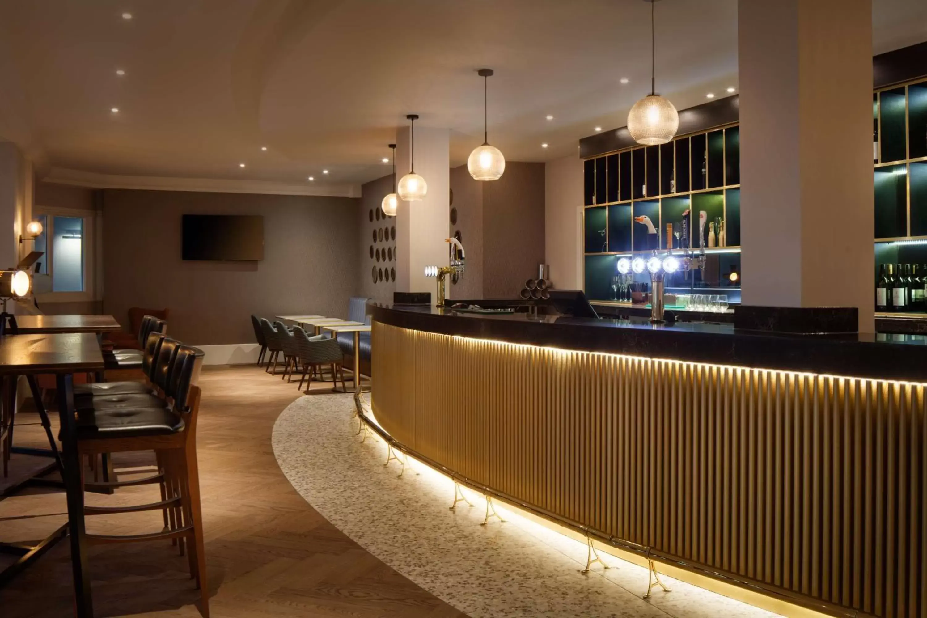 Lounge or bar in DoubleTree by Hilton London Elstree