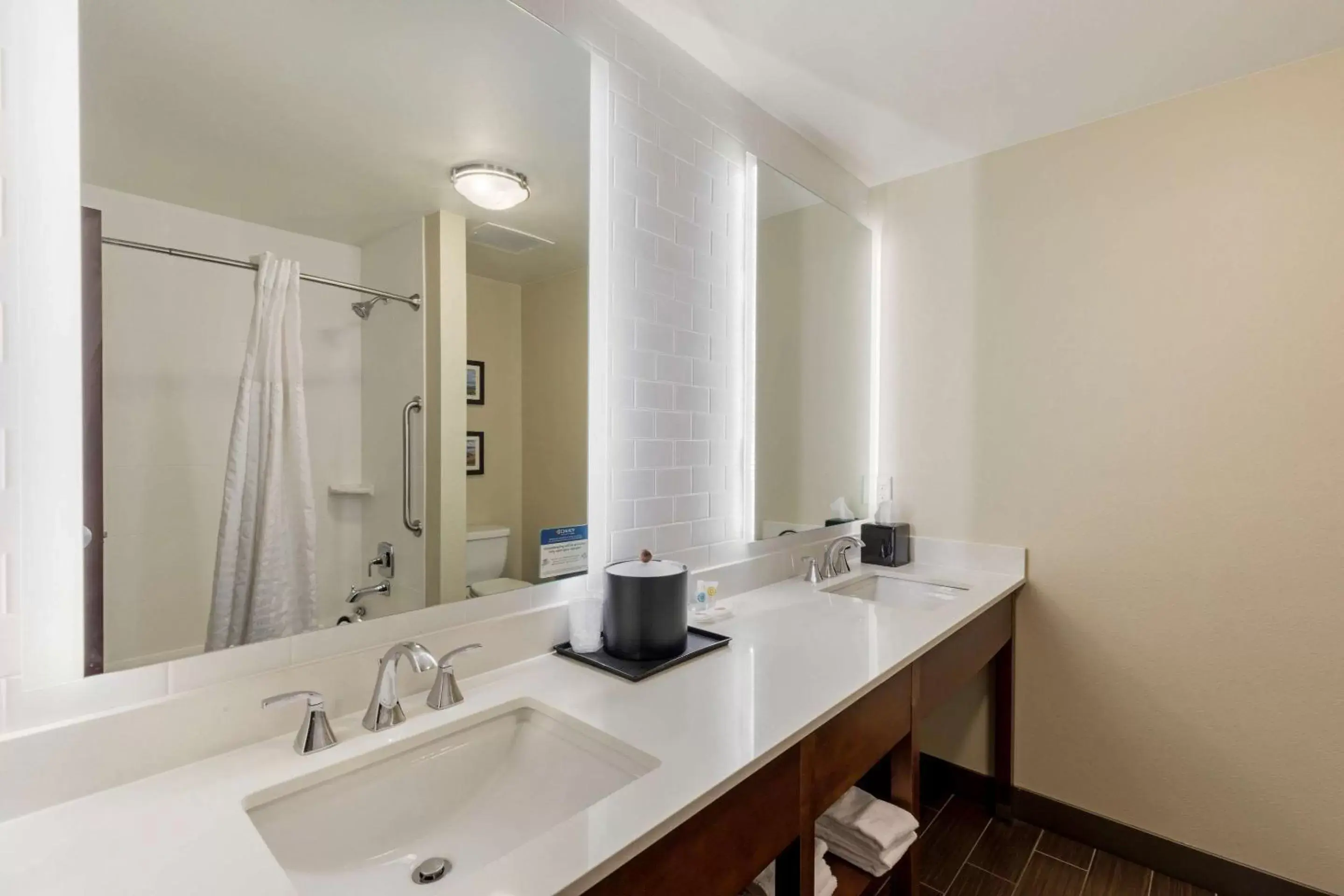 Bedroom, Bathroom in Comfort Suites Loveland