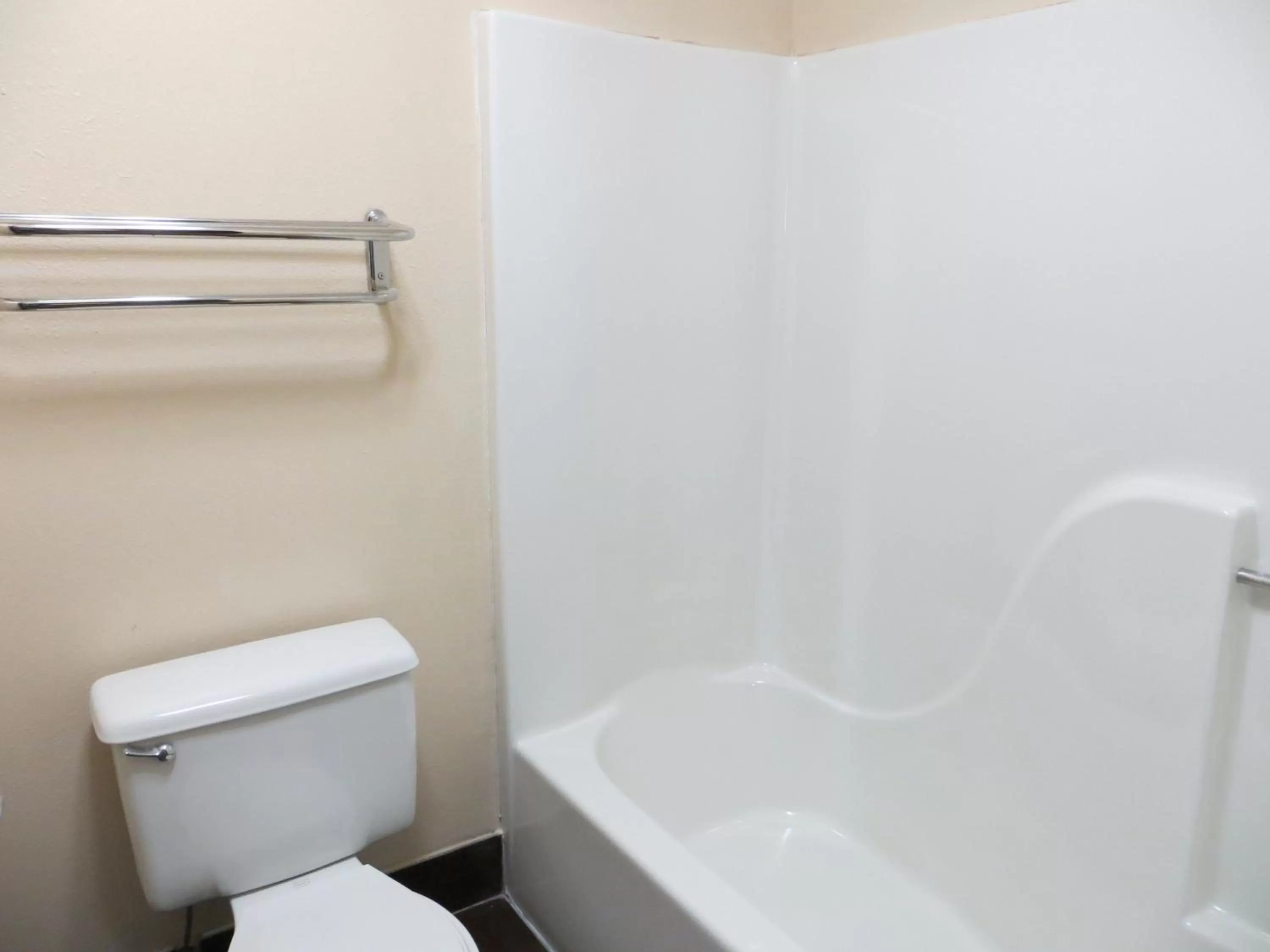 Bathroom in Luxe Studios Nashville Airport