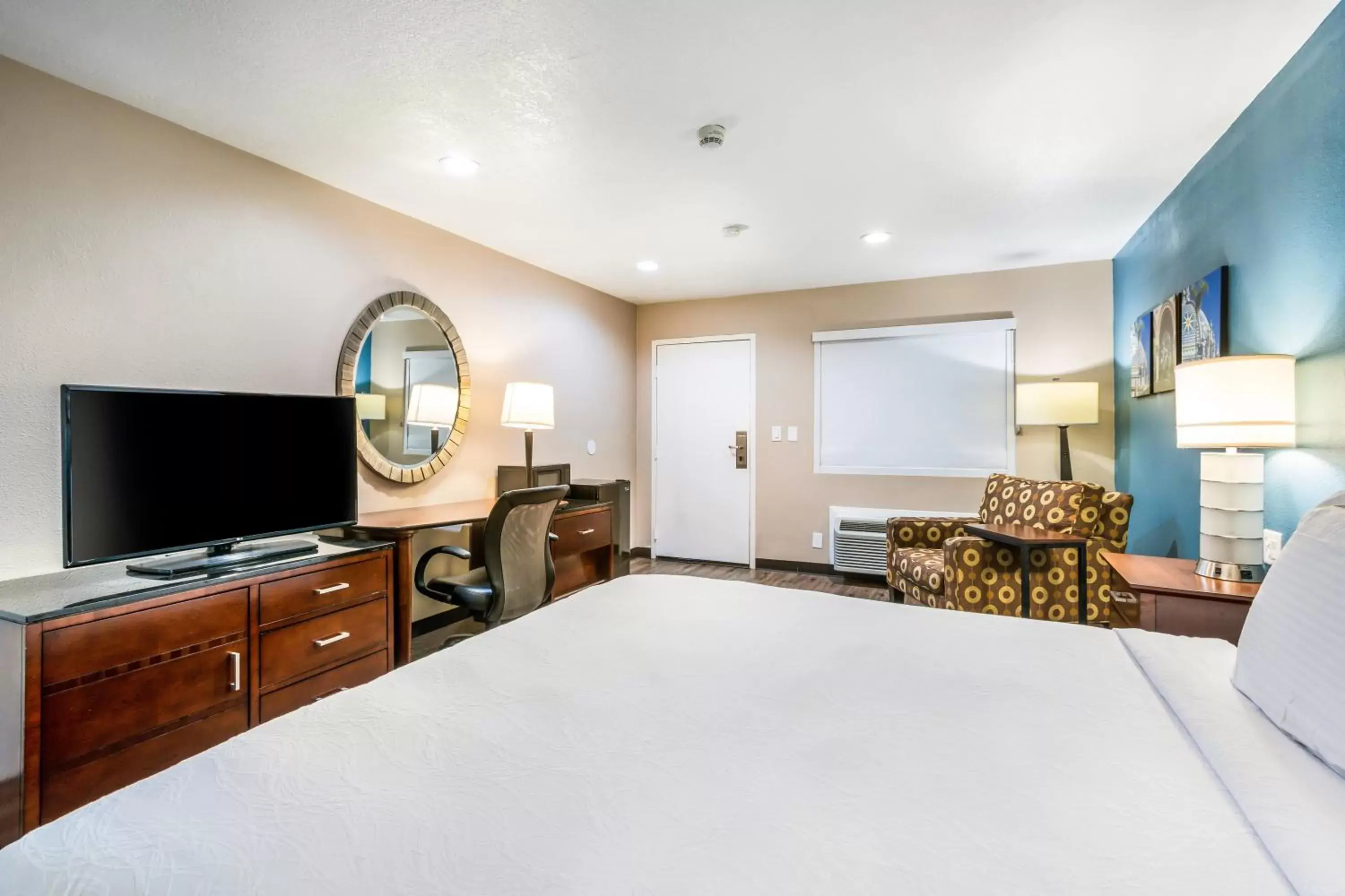 Photo of the whole room, Kitchen/Kitchenette in Hotel Hacienda at Ontario Ranch