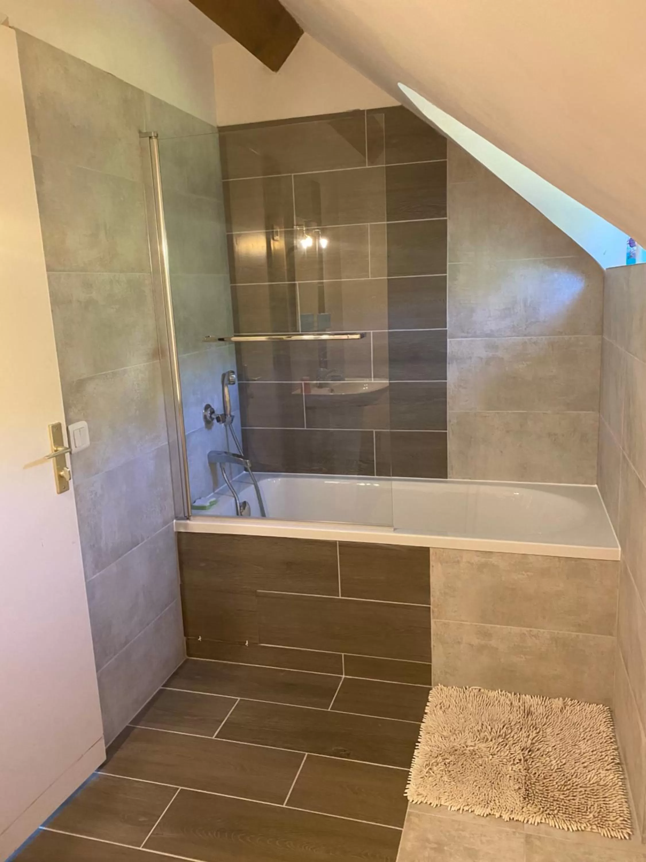 Bathroom in Chambre ambiance campagne chic