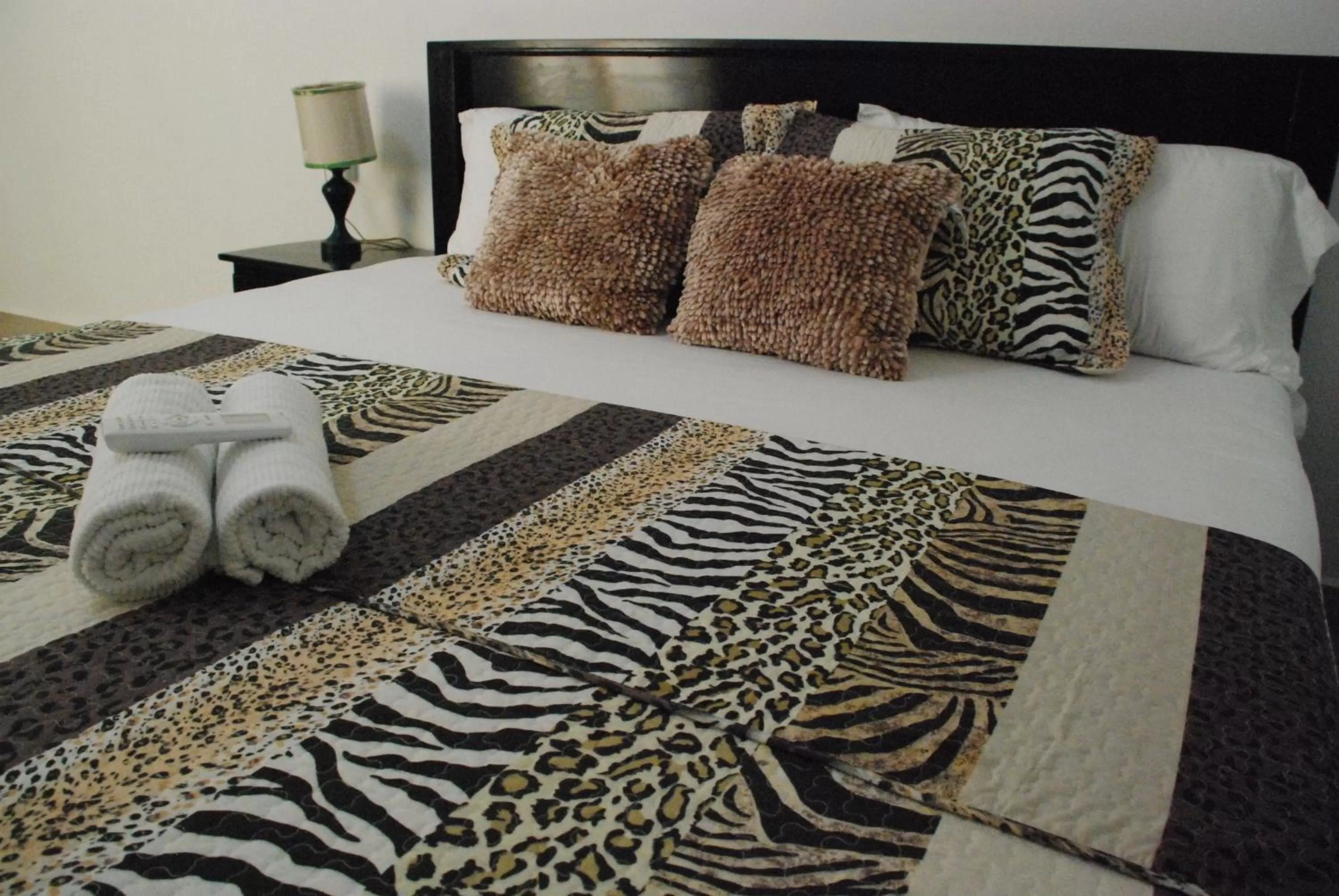 Bed in Hotel Coastalbay 2 & Golf Cart Rental