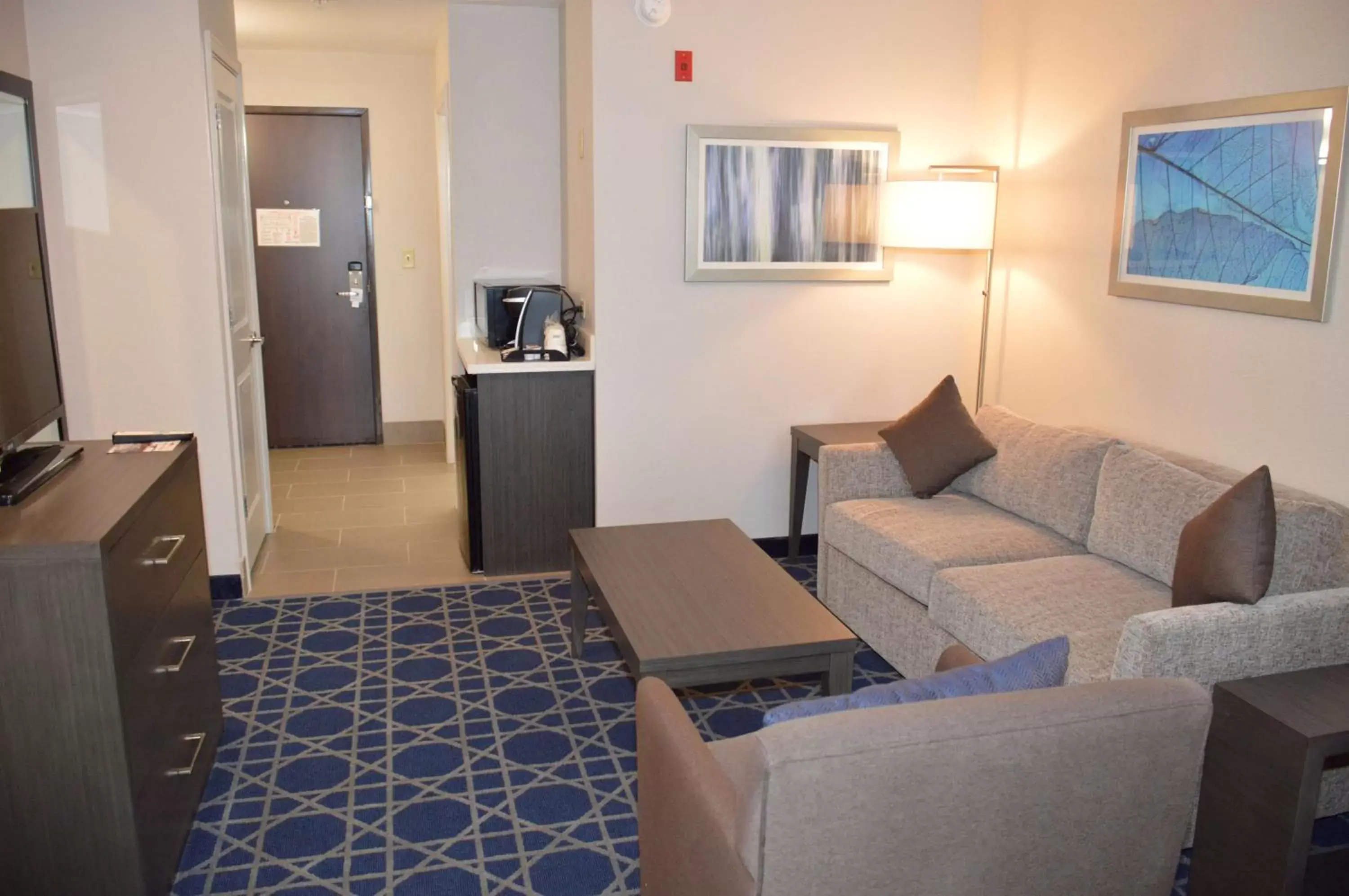 Photo of the whole room, Seating Area in Best Western Plus Longview - University Hotel