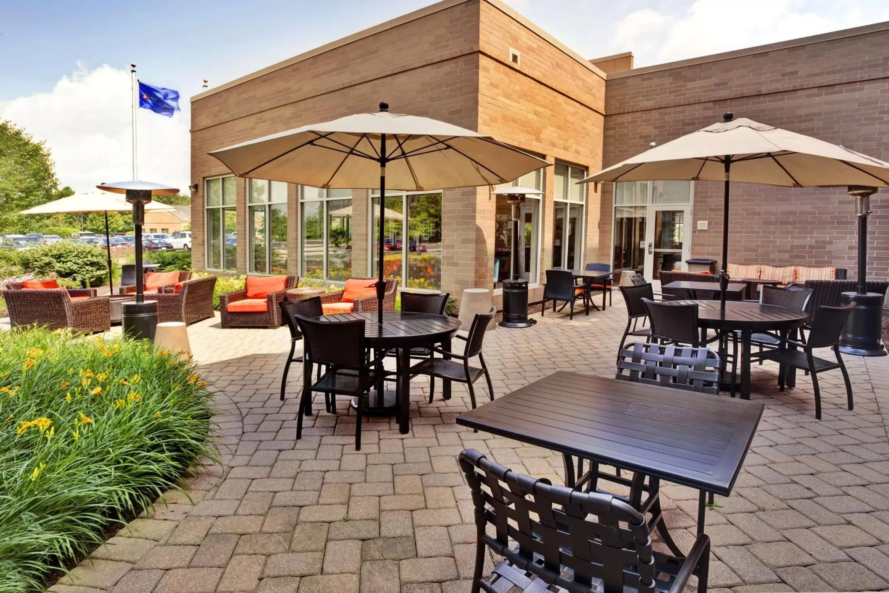 Property building, Restaurant/Places to Eat in Hilton Garden Inn Lake Forest Mettawa