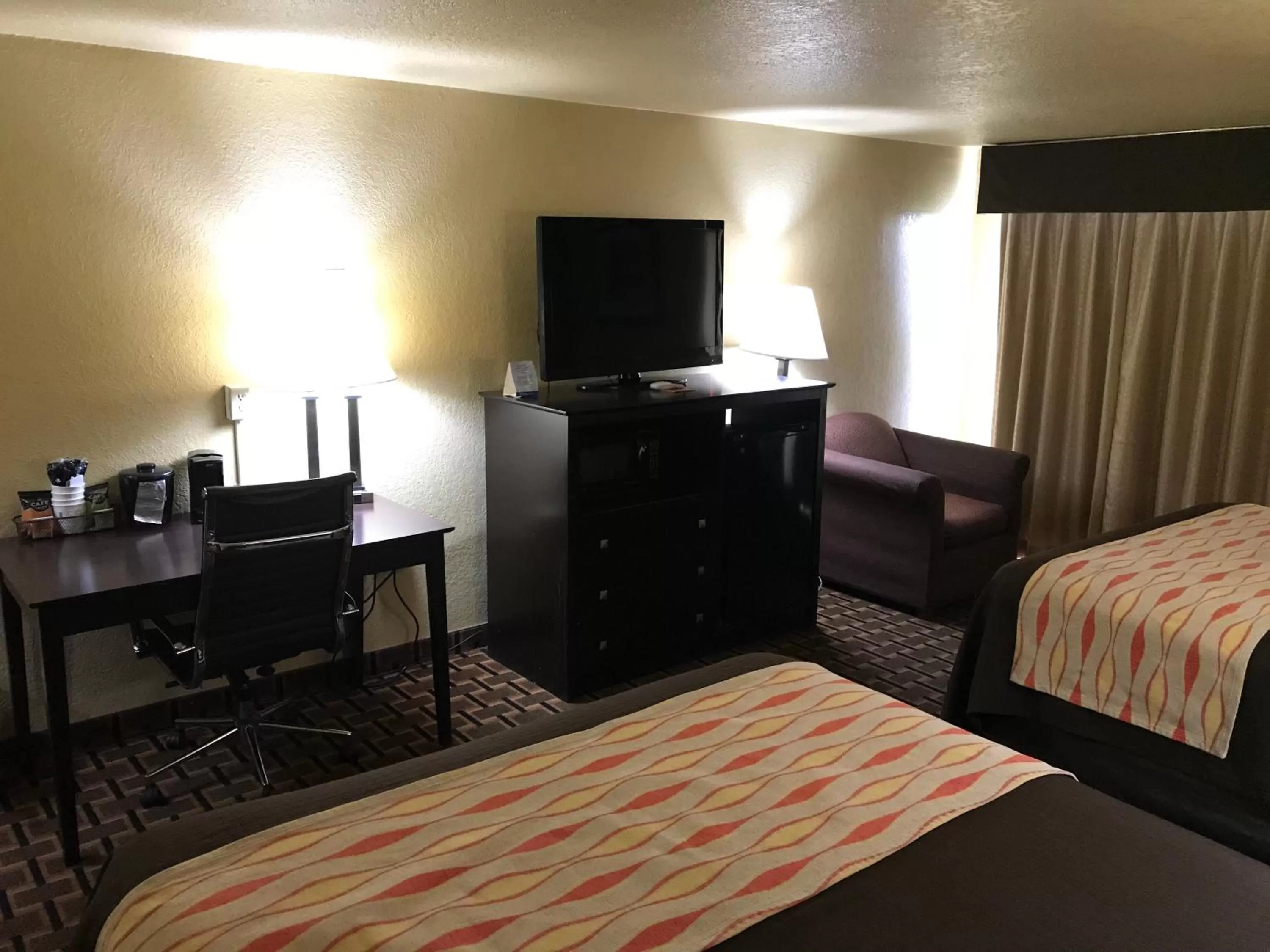 Bed in Days Inn by Wyndham Joplin