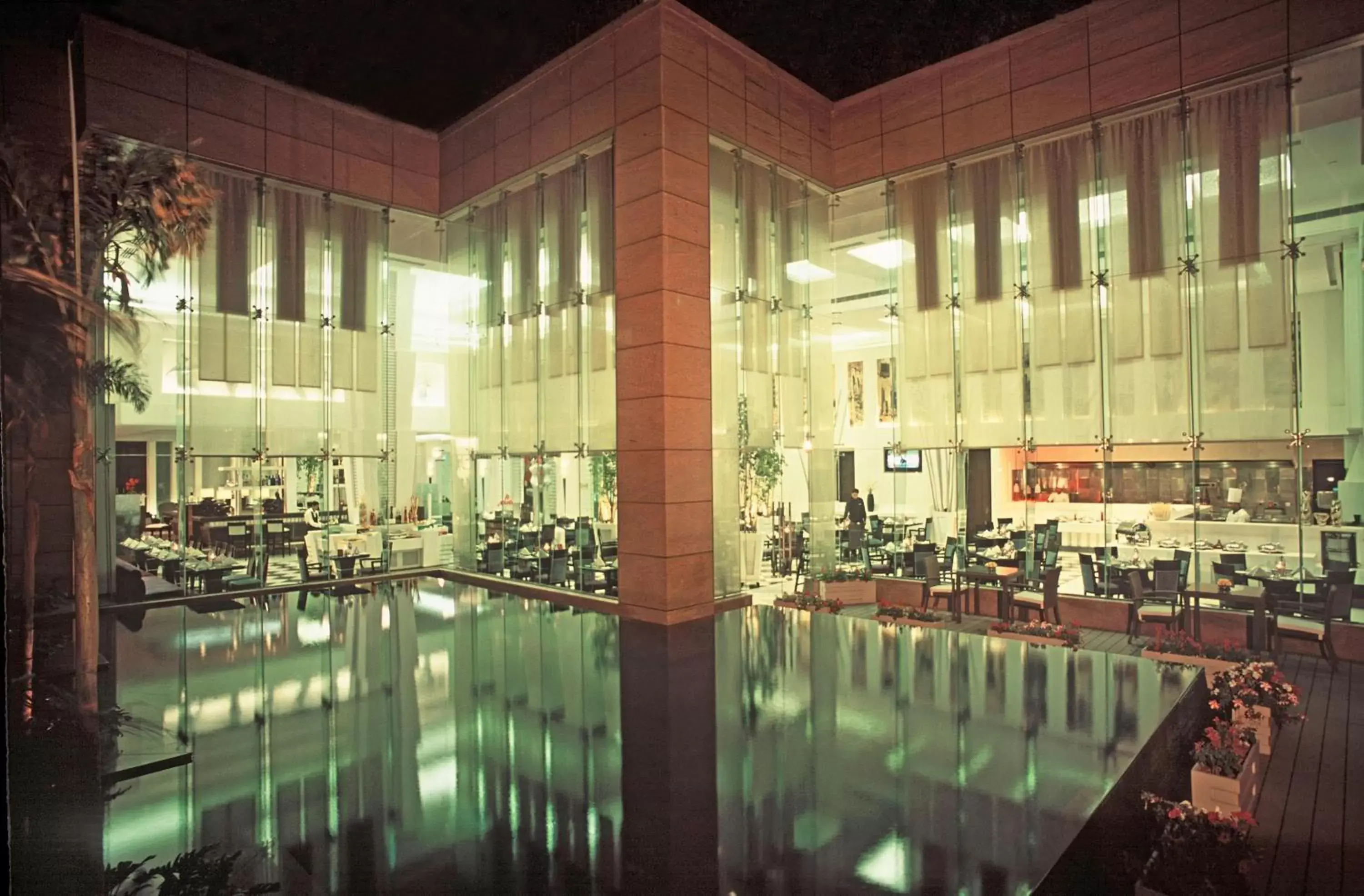 Area and facilities, Restaurant/Places to Eat in Radisson Noida
