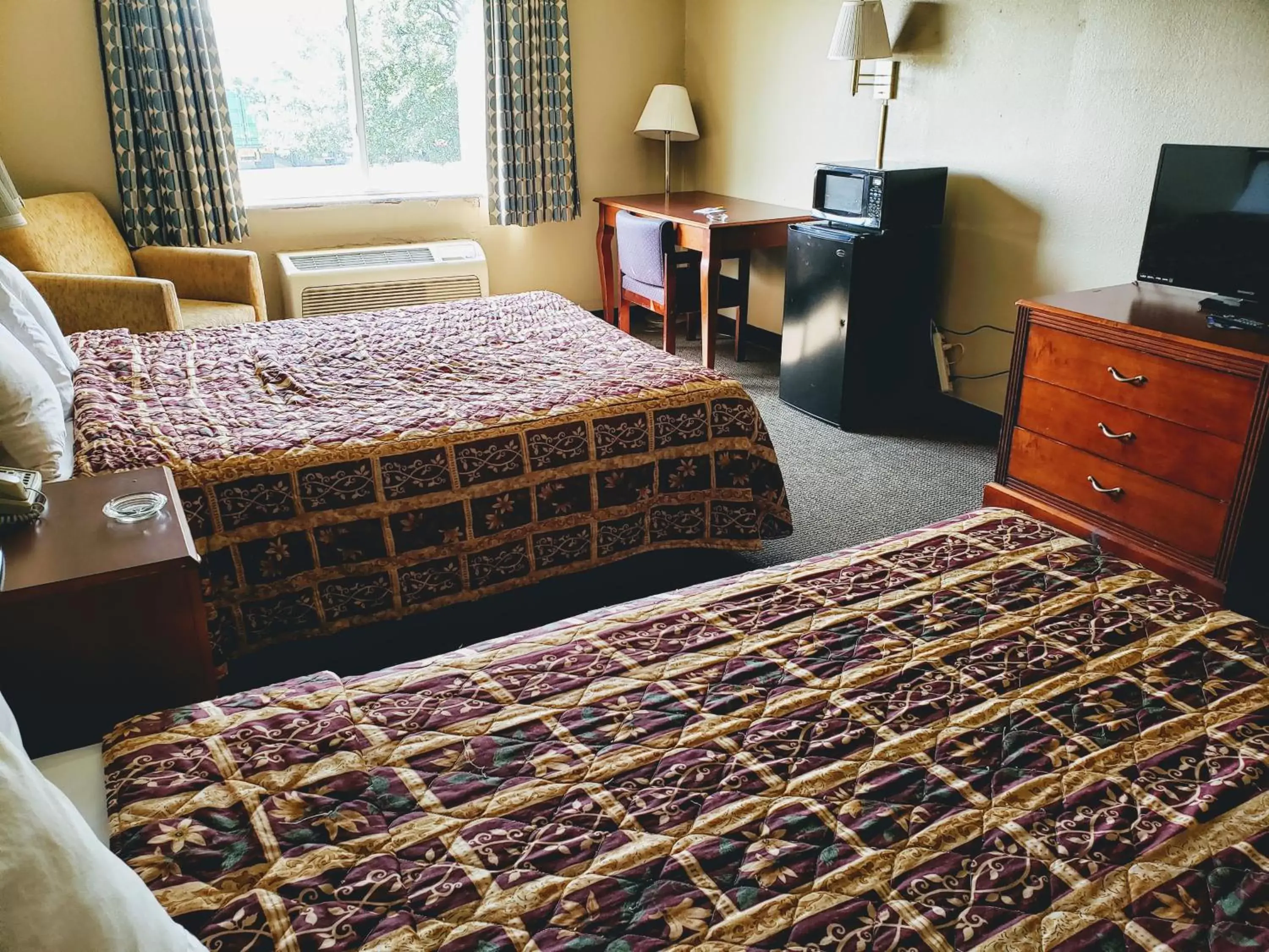 Photo of the whole room, Bed in Days Inn & Suites by Wyndham of Morris