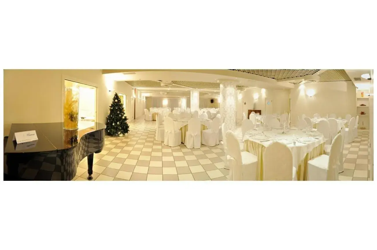 Restaurant/Places to Eat in Rometta Hotel