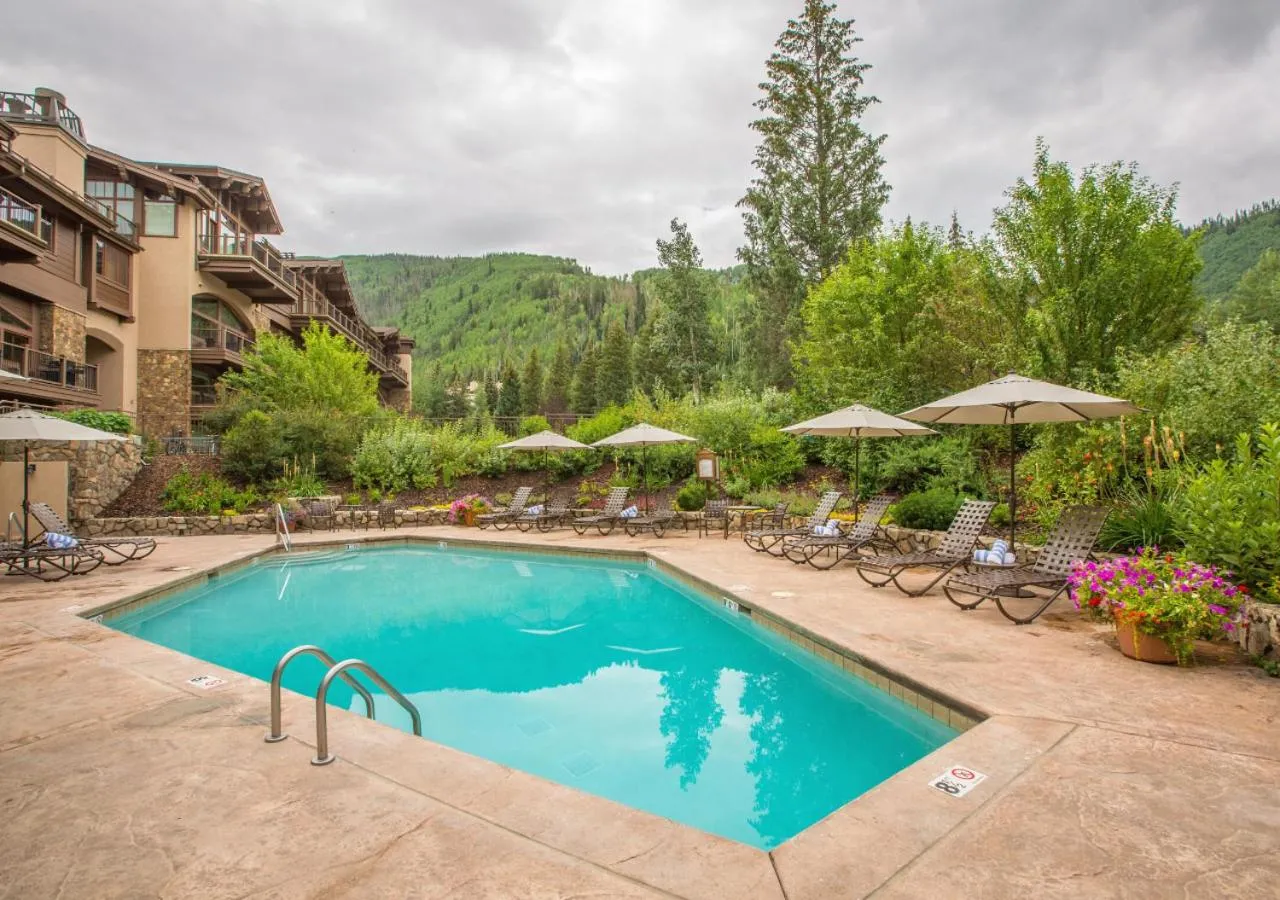 Swimming pool in Manor Vail Lodge