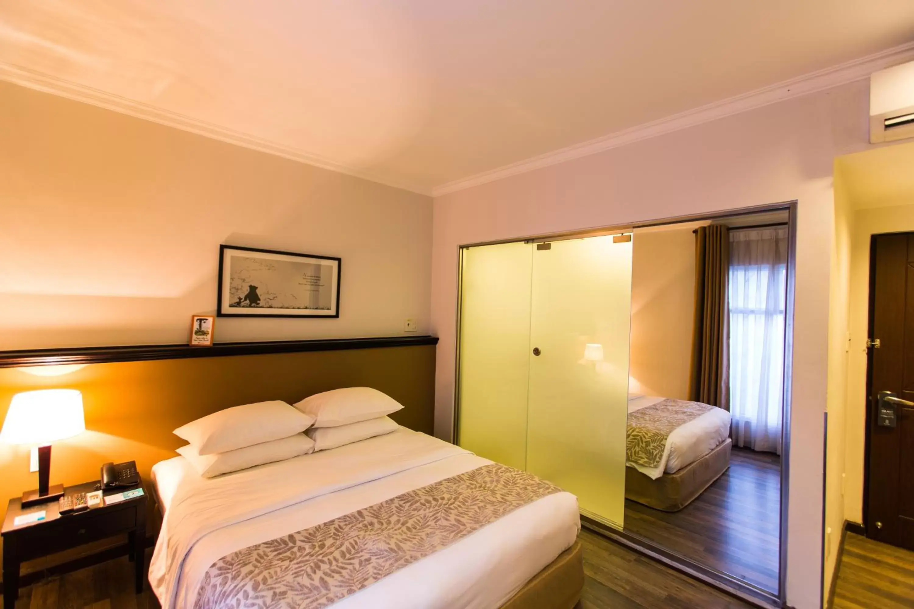 Bedroom, Bed in The Alcove Library Hotel