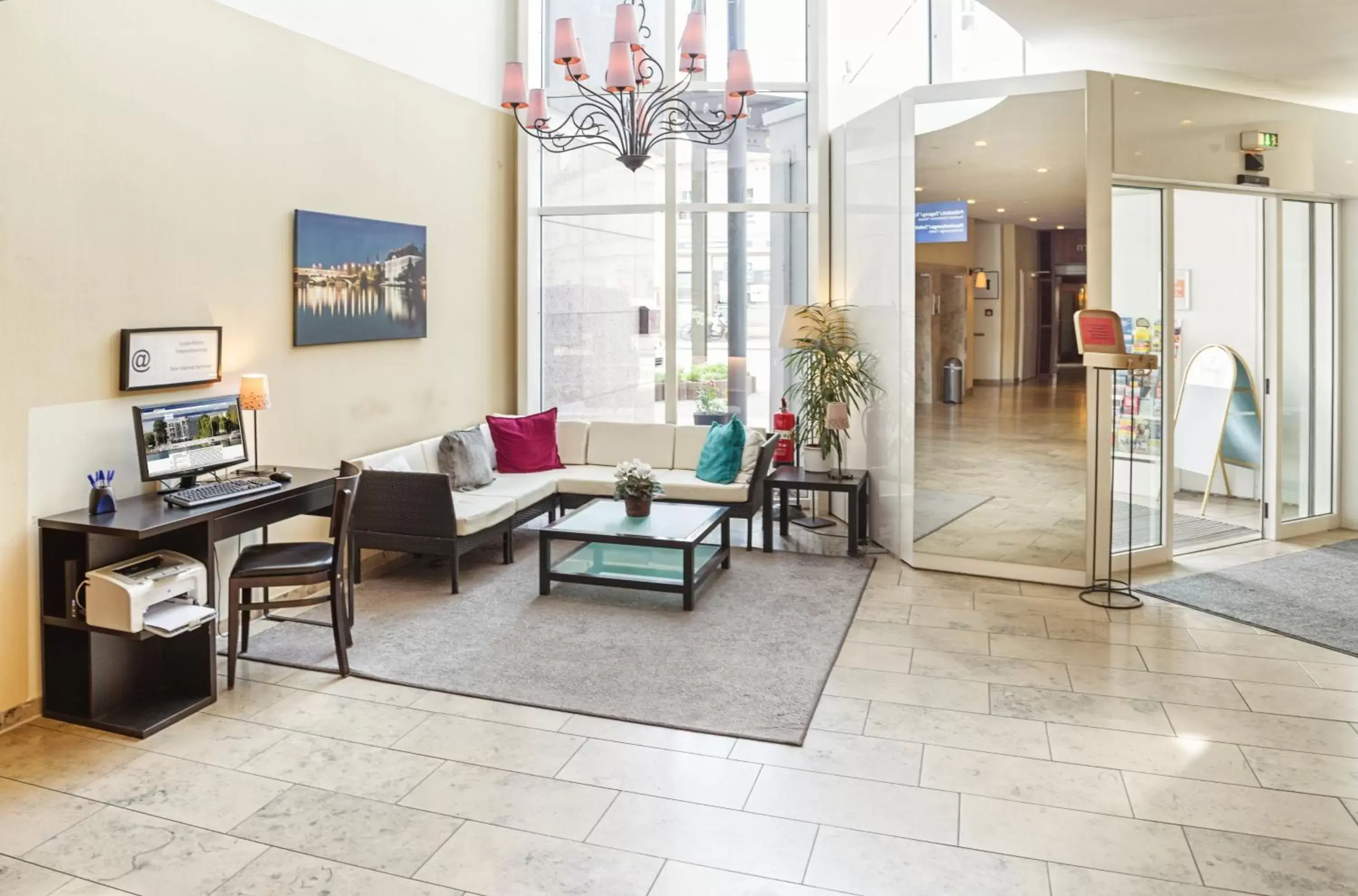 Lobby or reception in Hotel am Schloß Köpenick by Golden Tulip Lobby or reception in Hotel am Schloß Köpenick by Golden Tulip