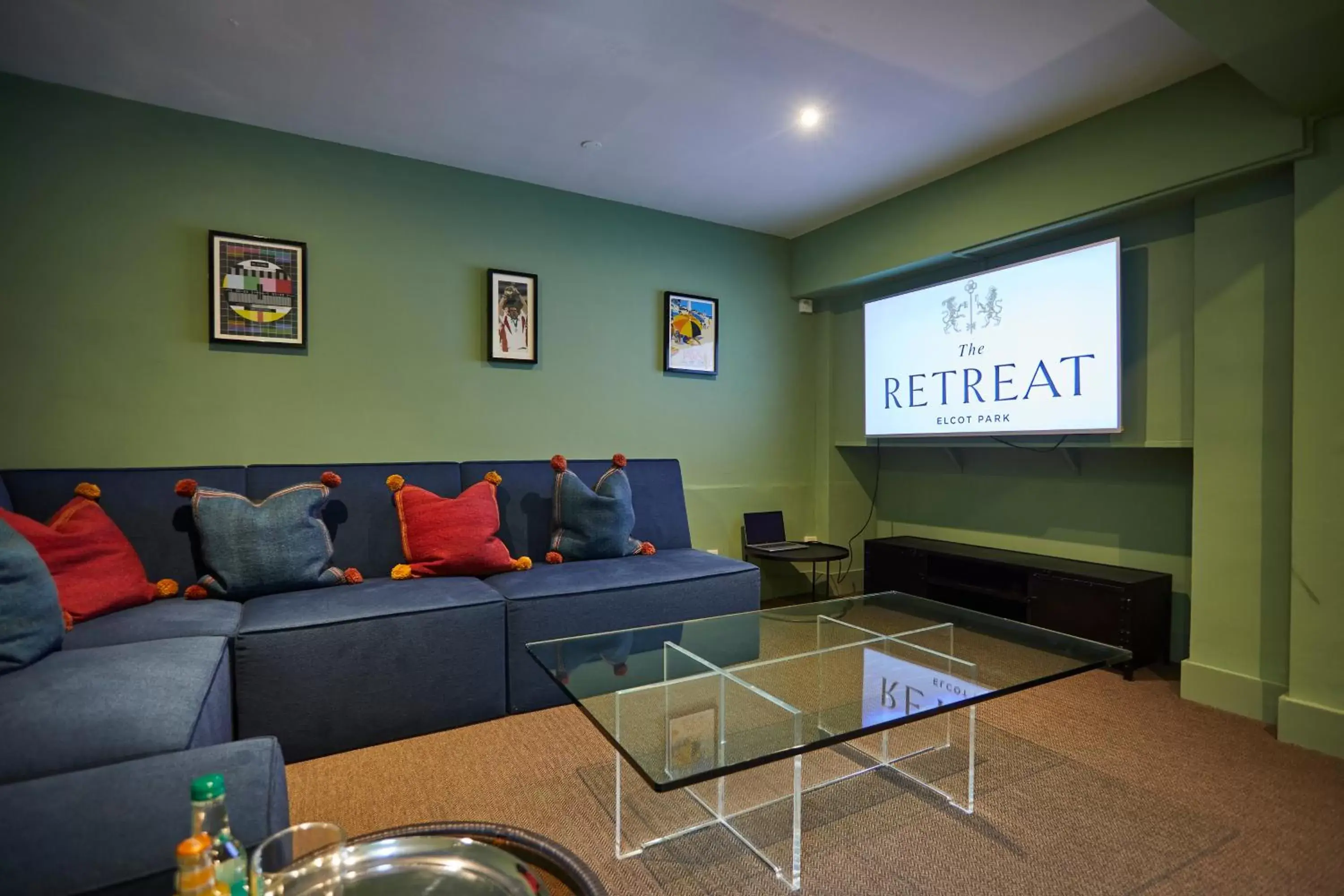 Communal lounge/ TV room in The Retreat Elcot Park