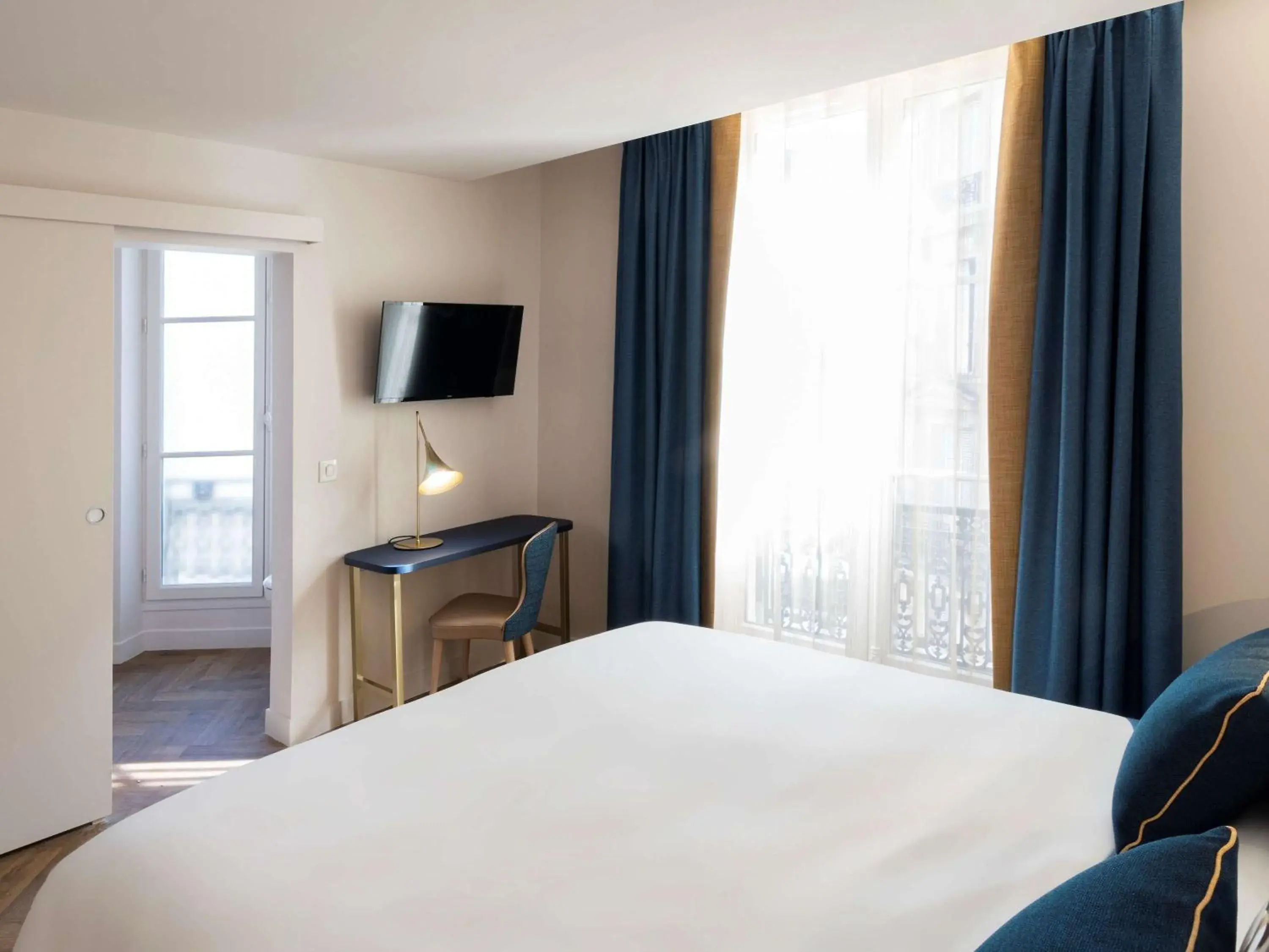 Photo of the whole room, Bed in Mercure Paris Opera Lafayette Hotel