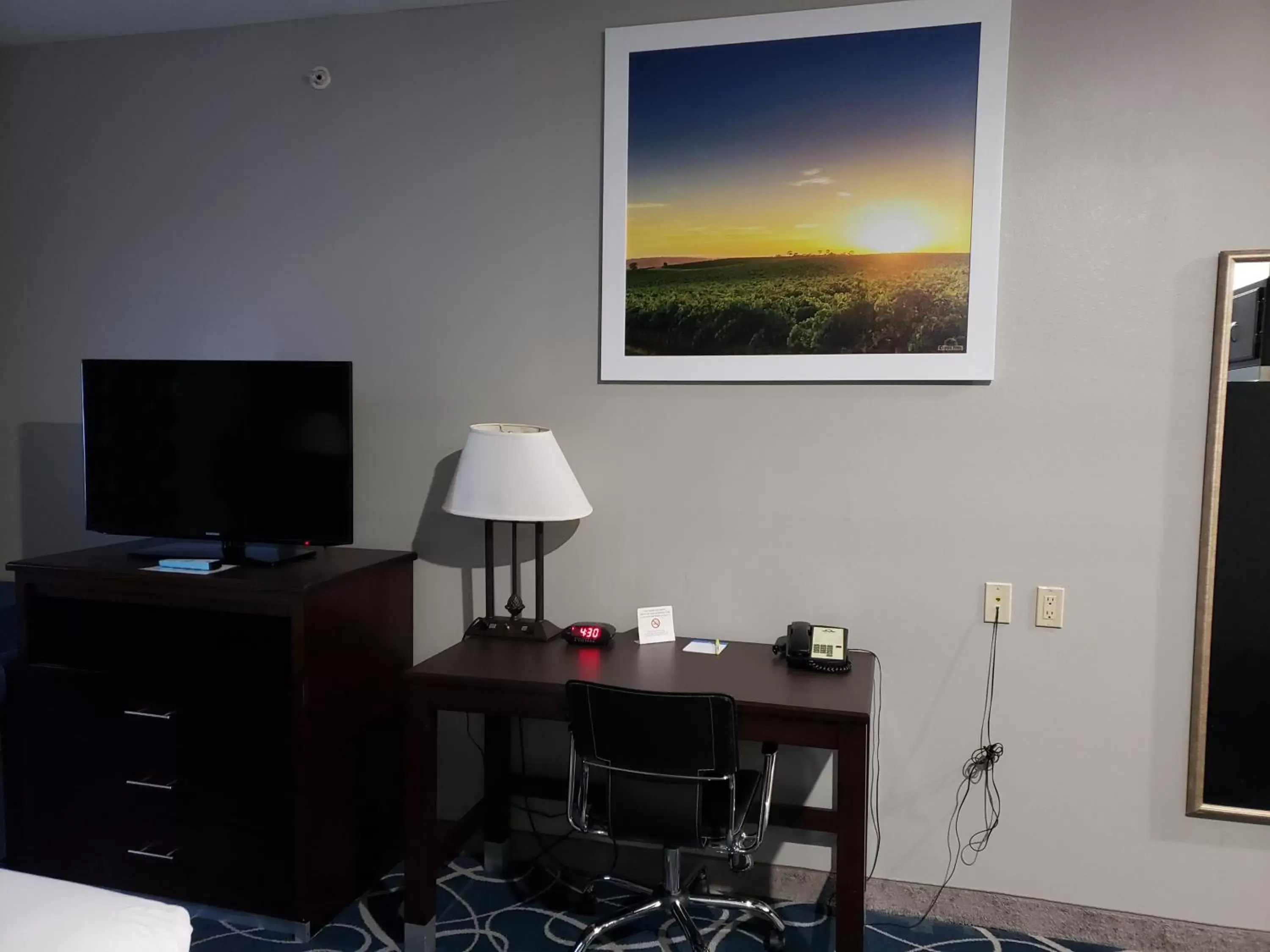 TV and multimedia, TV/Entertainment Center in Days Inn & Suites by Wyndham Cleburne TX