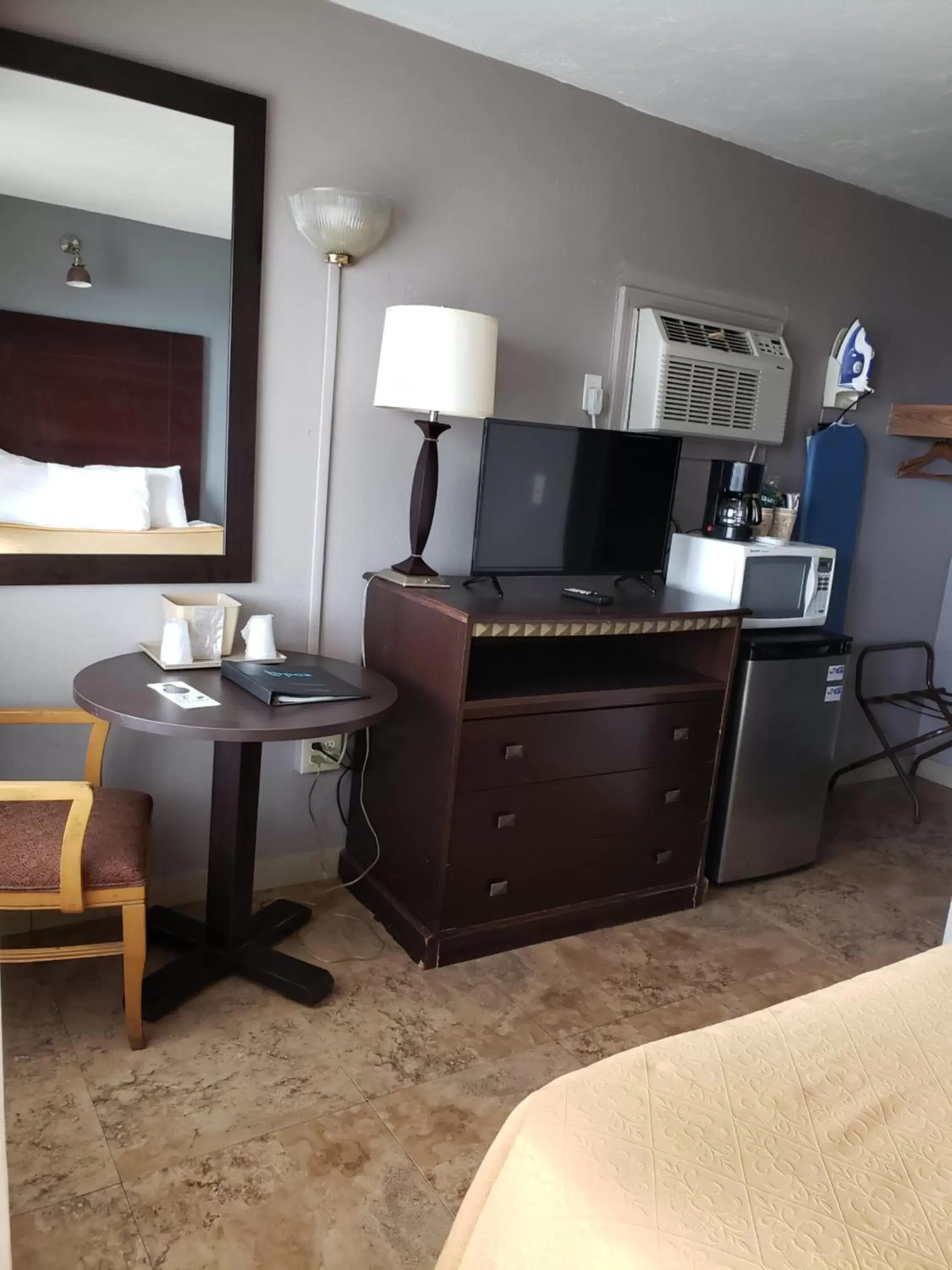 TV and multimedia, Kitchen/Kitchenette in Topaz Motel - Flagler Beach