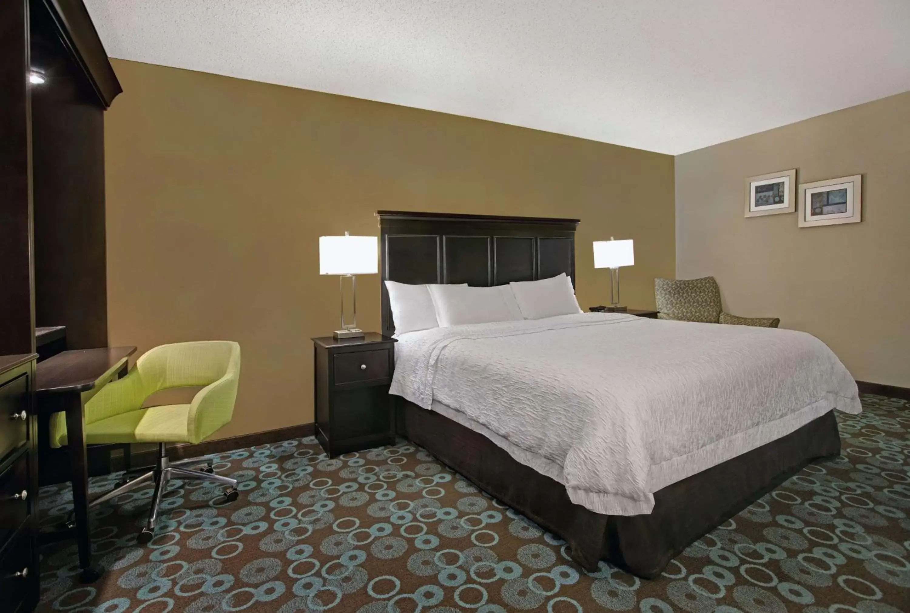 Bedroom, Bed in Hampton Inn Biloxi Beach Boulevard