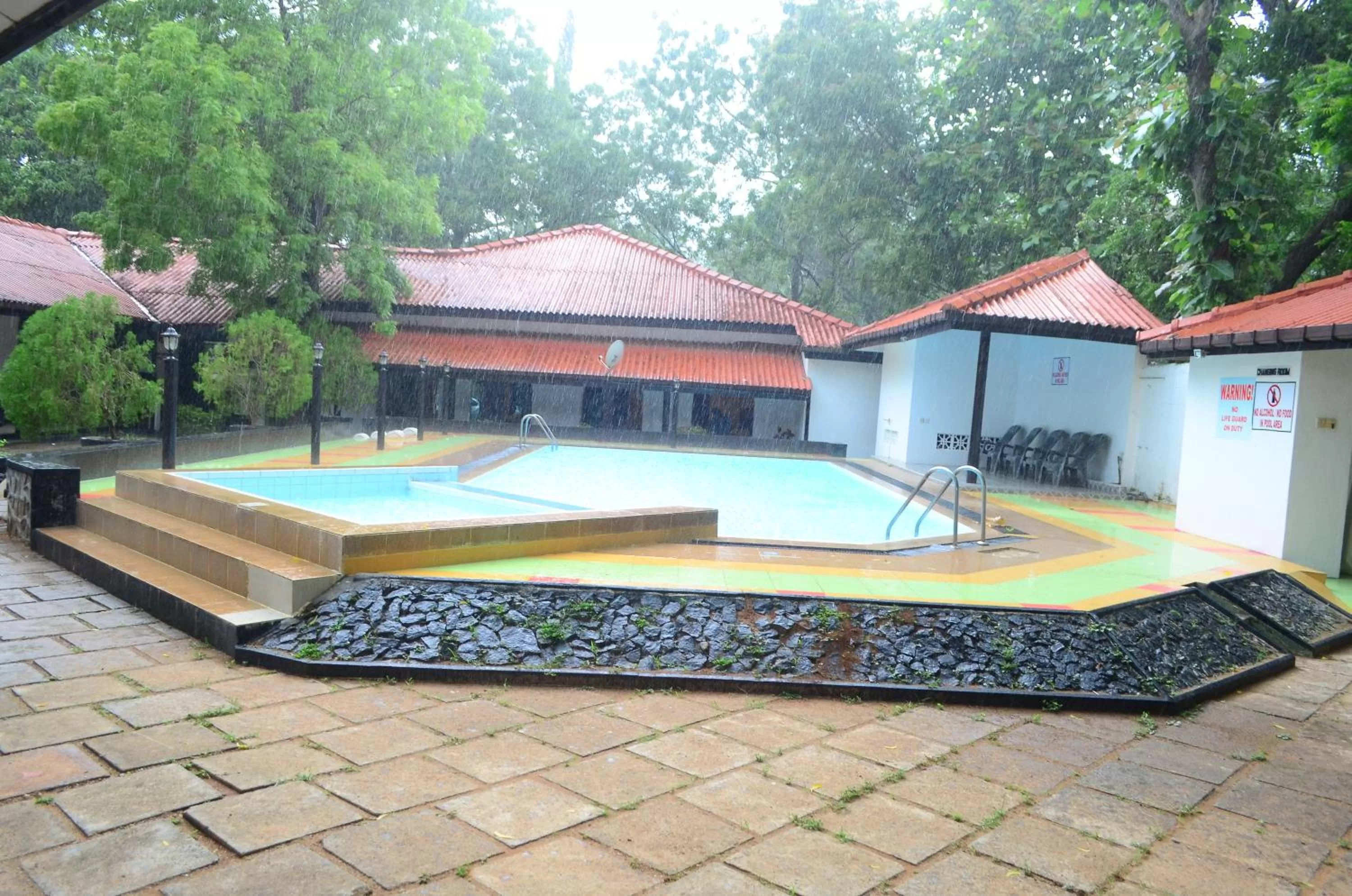 Swimming pool in Jayasinghe Holiday Resort