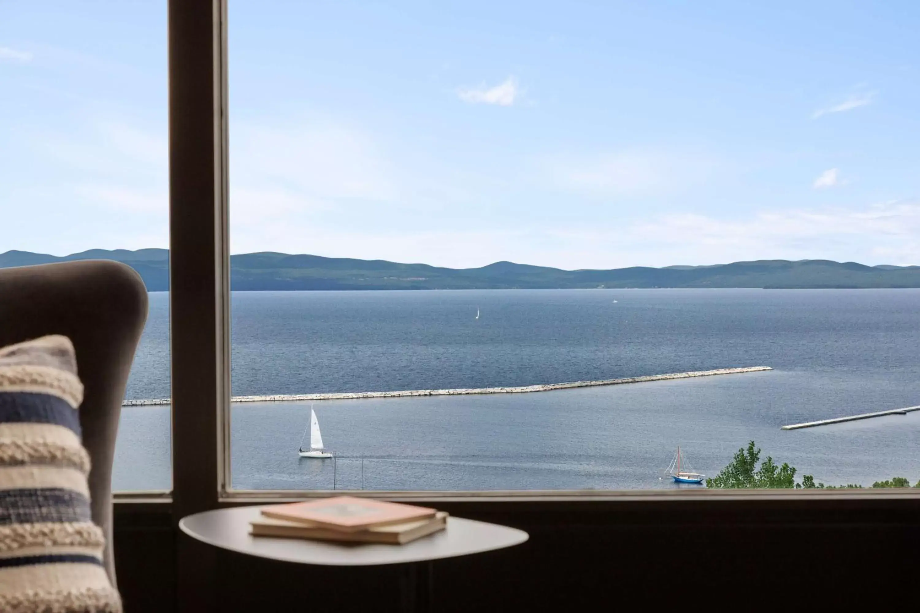 Living room in Hilton Burlington Lake Champlain