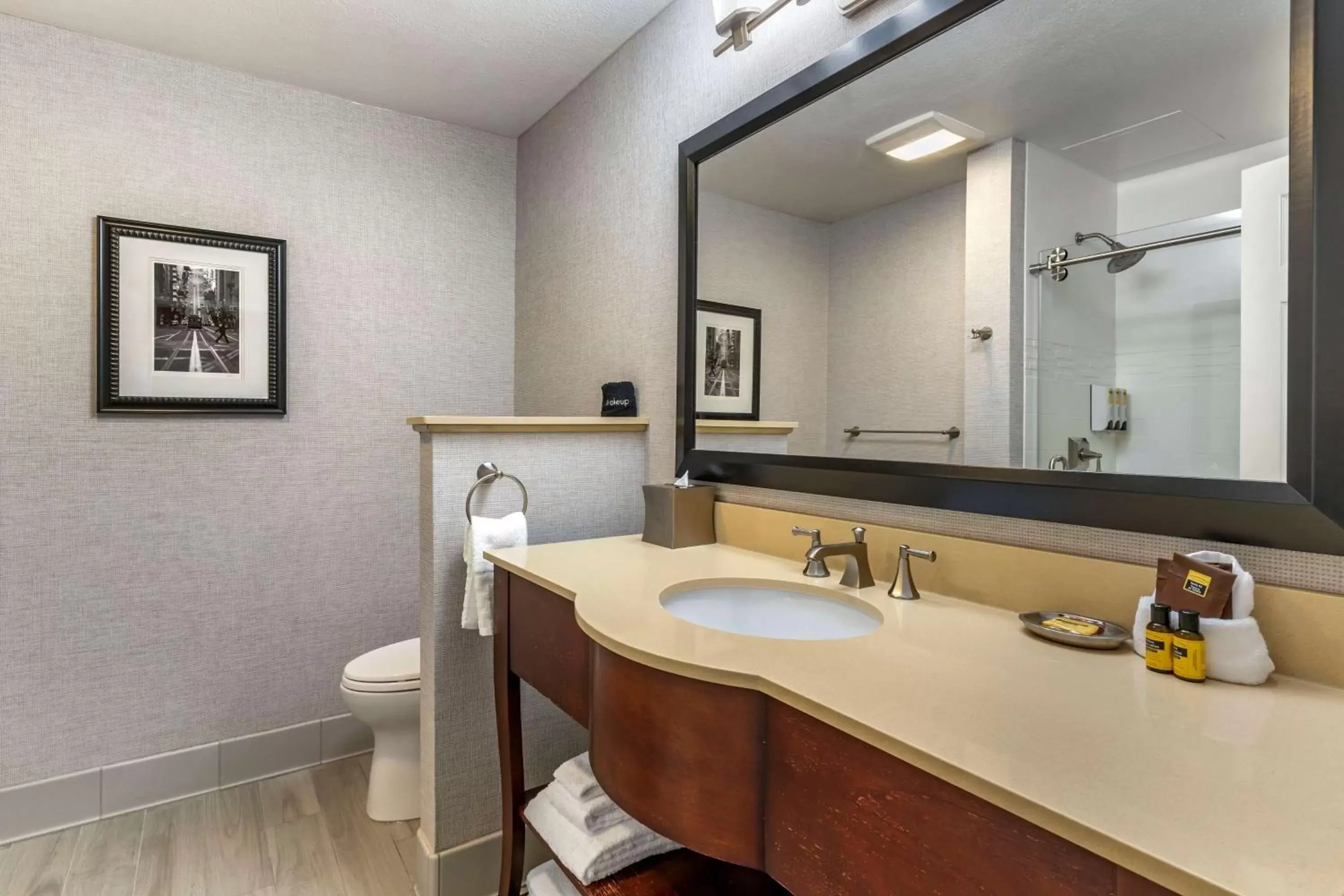 Photo of the whole room, Bathroom in Best Western Plus Stevenson Manor