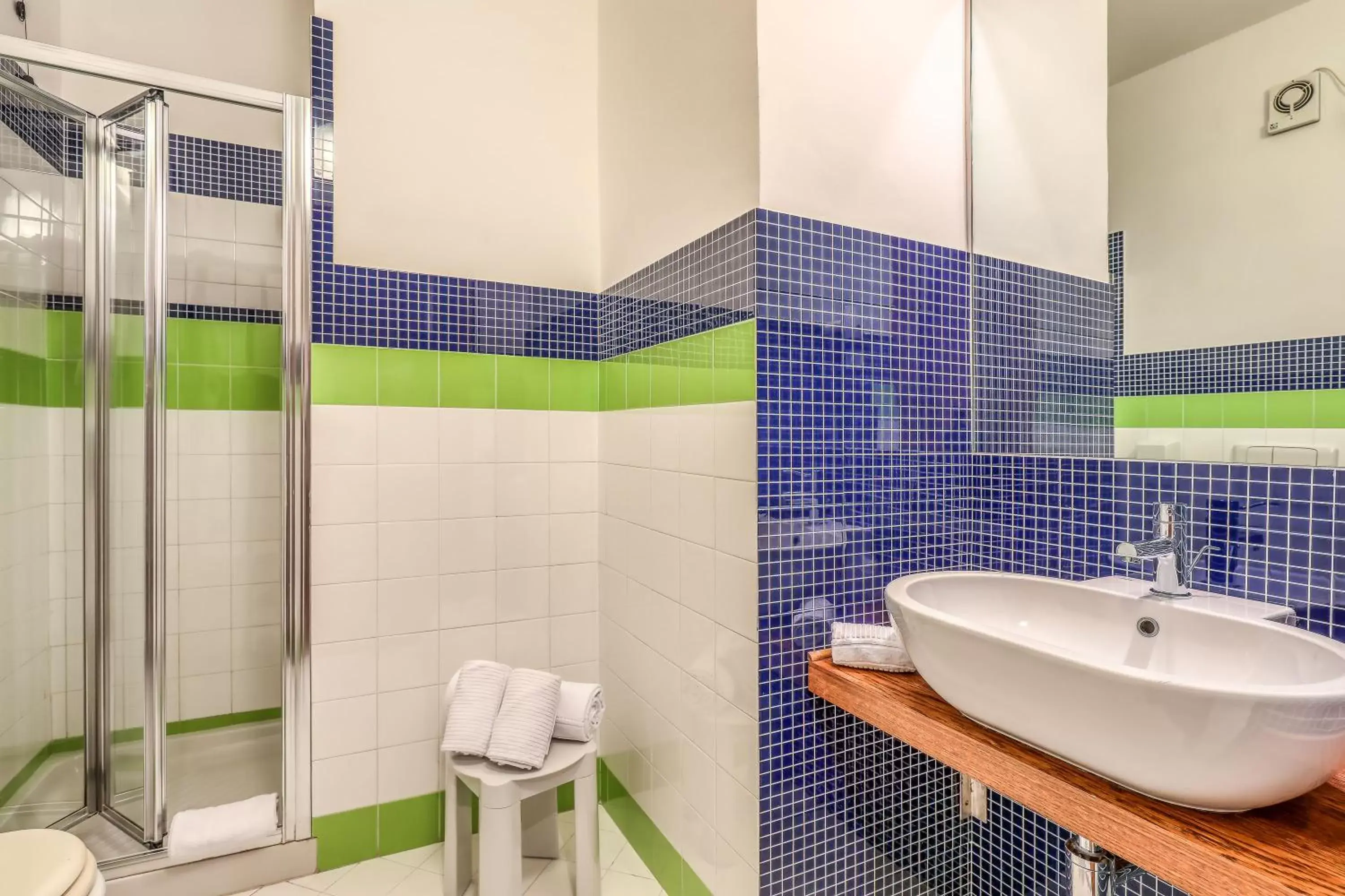 Shower, Bathroom in Hotel PentHouse