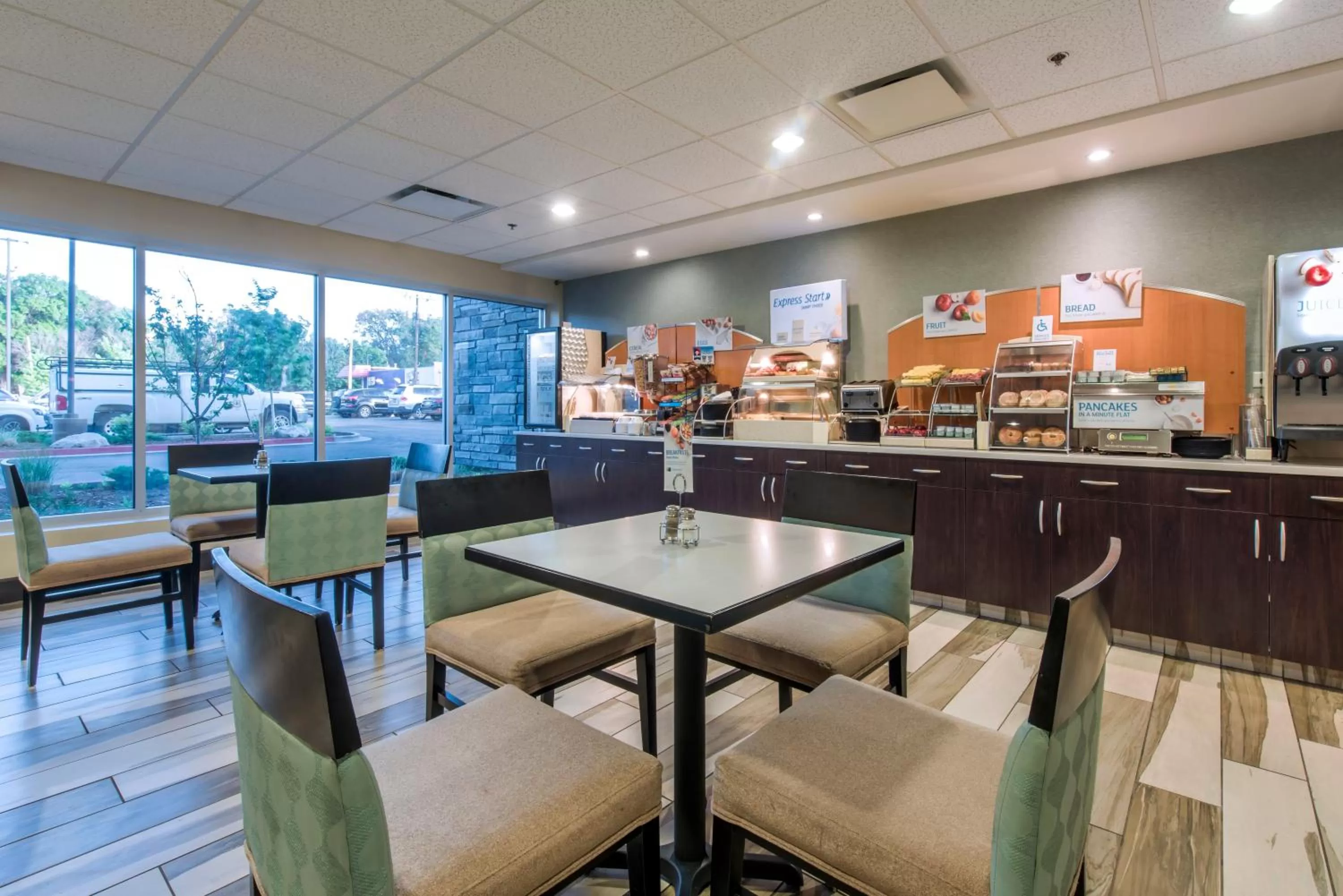 Breakfast in Holiday Inn Express & Suites Colorado Springs Central by IHG