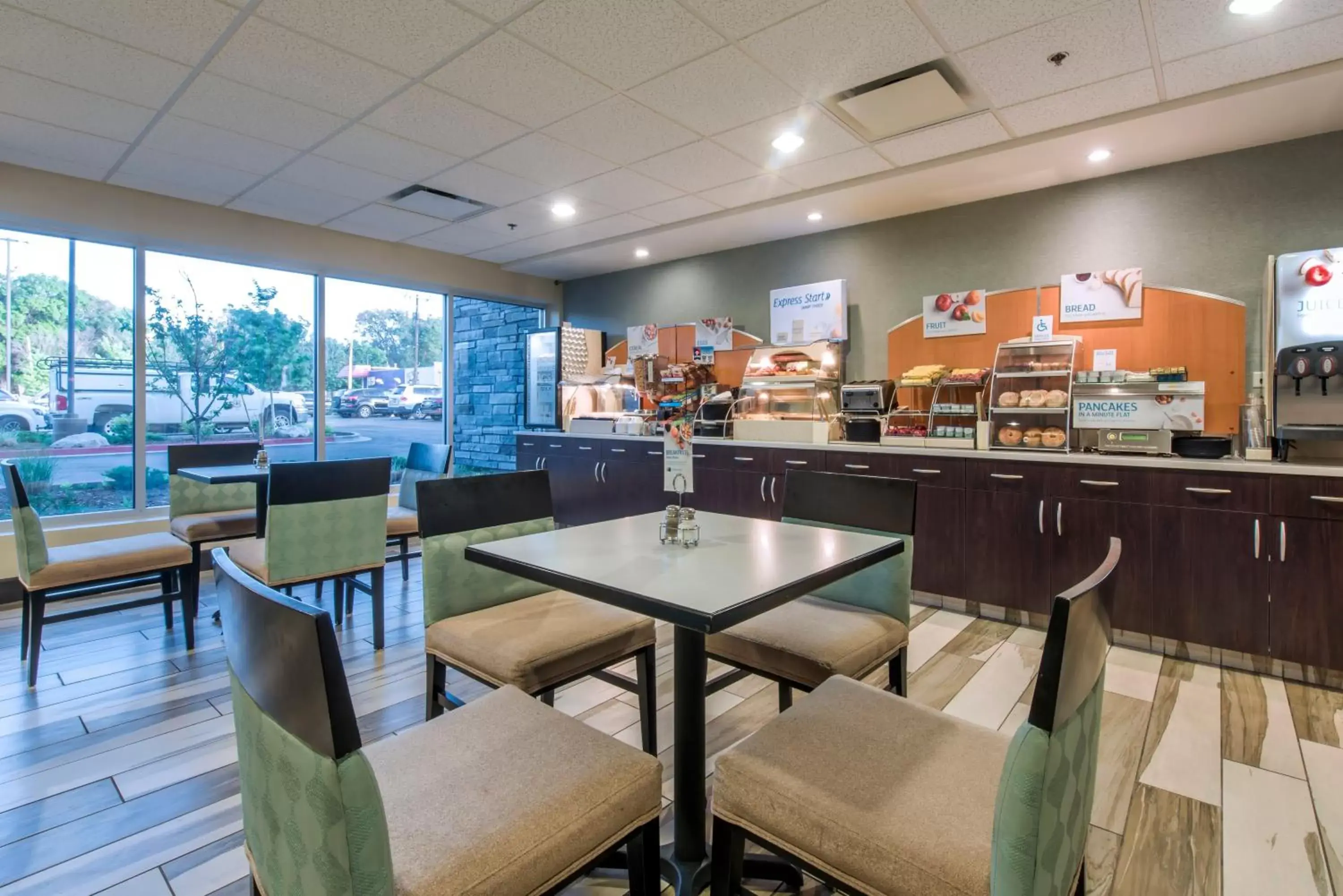 Breakfast, Restaurant/Places to Eat in Holiday Inn Express & Suites Colorado Springs Central, an IHG Hotel