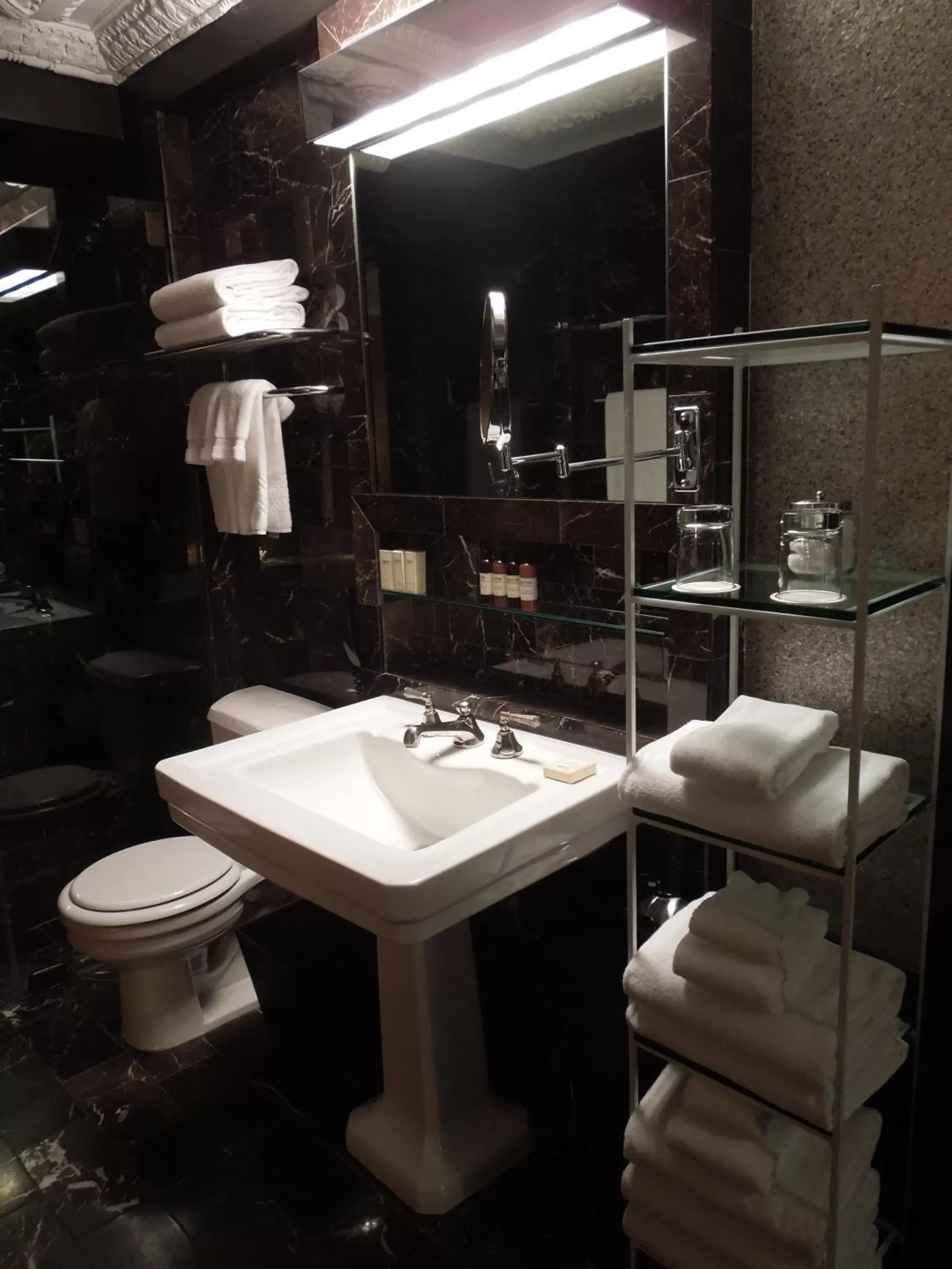Bathroom in City Club Hotel