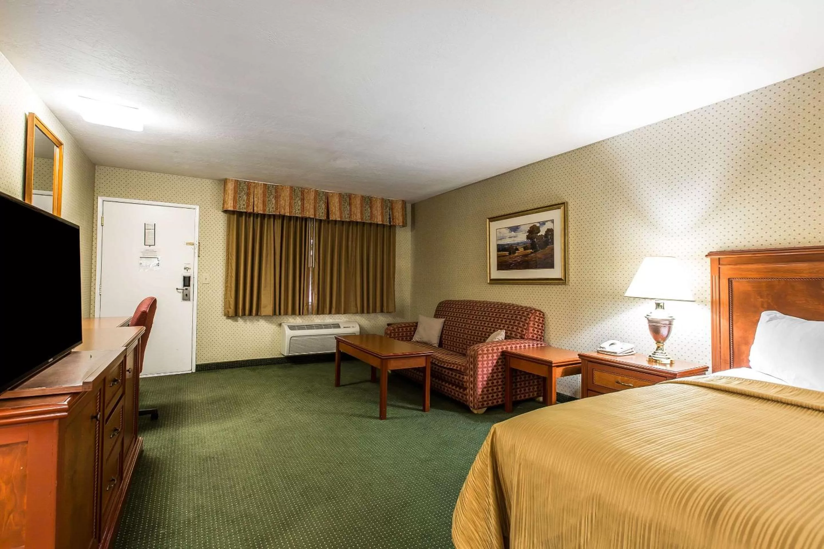 Photo of the whole room, Bed in Quality Inn Near China Lake Naval Station