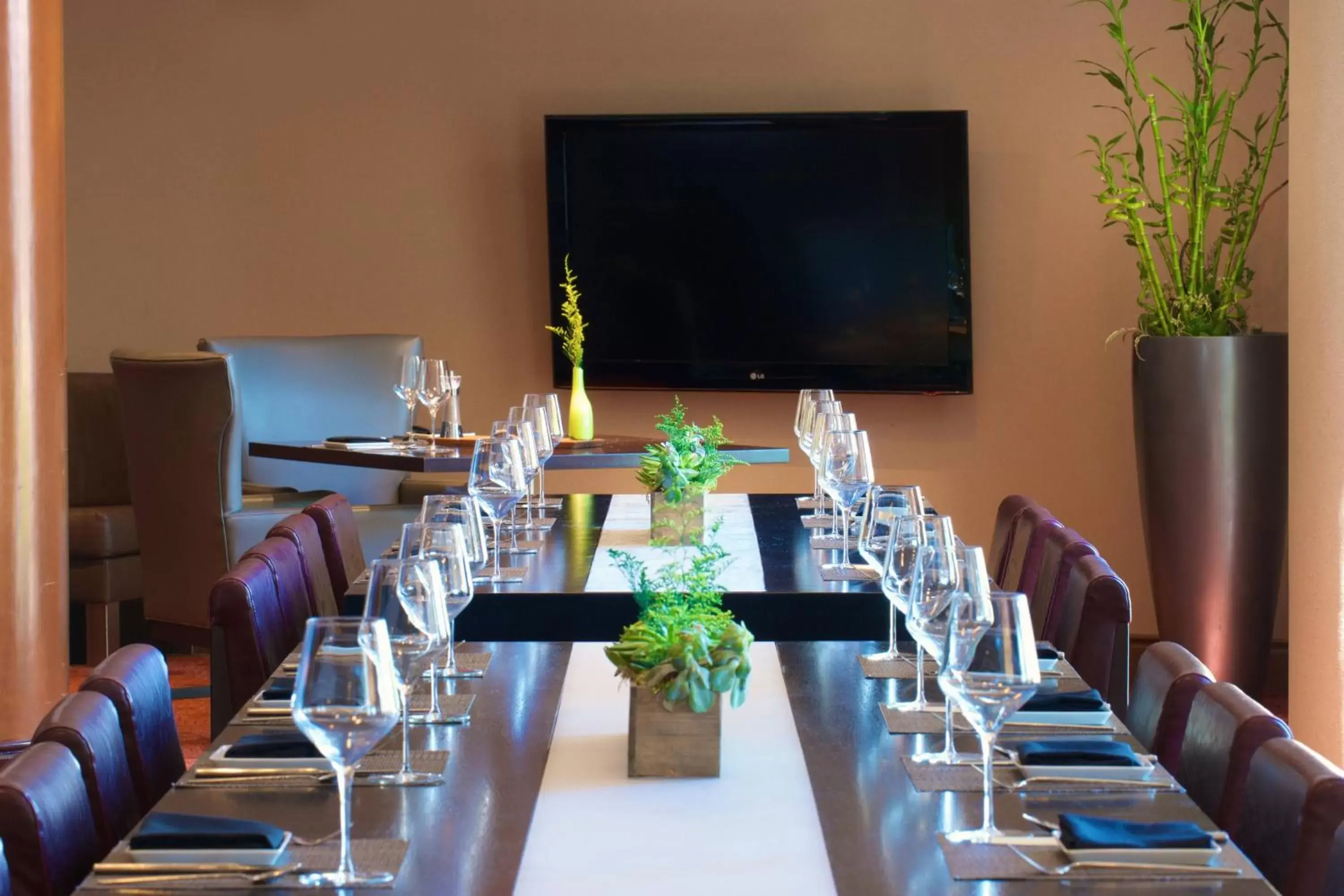 Restaurant/places to eat, TV/Entertainment Center in Fremont Marriott Silicon Valley