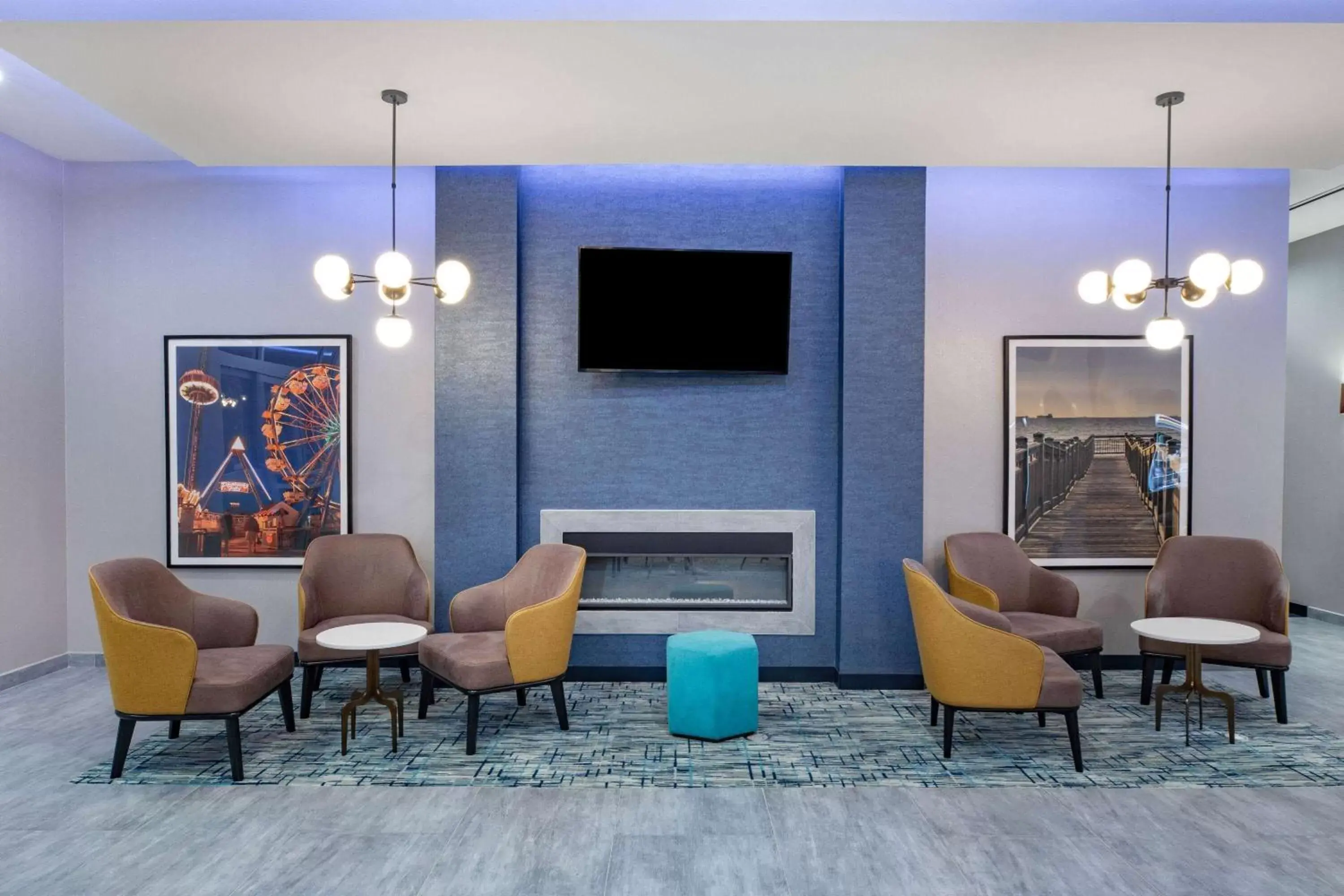TV and multimedia, Seating Area in La Quinta Inn & Suites by Wyndham Galveston North at I-45