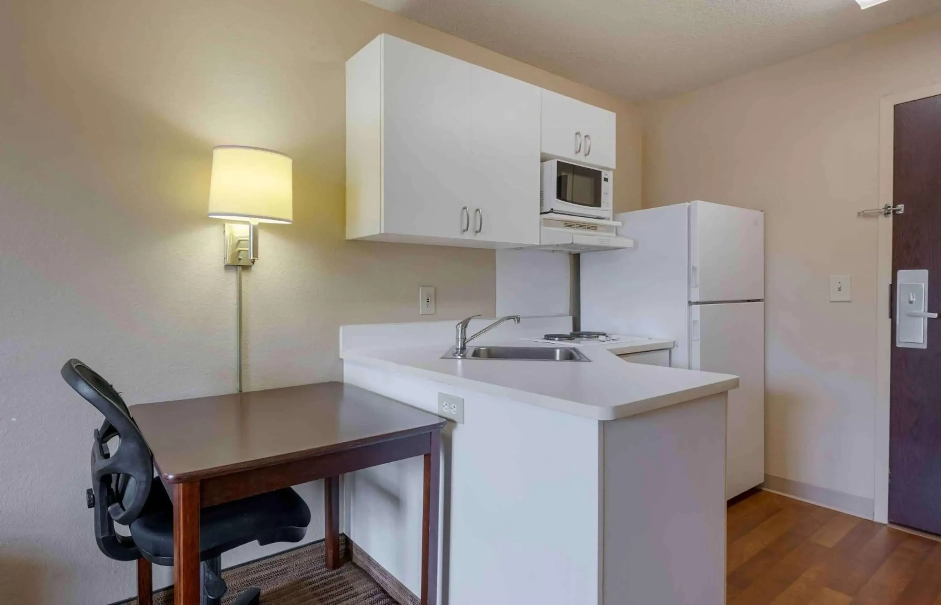 Bedroom, Kitchen/Kitchenette in Extended Stay America Suites - Orlando - Lake Mary - 1036 Greenwood Blvd